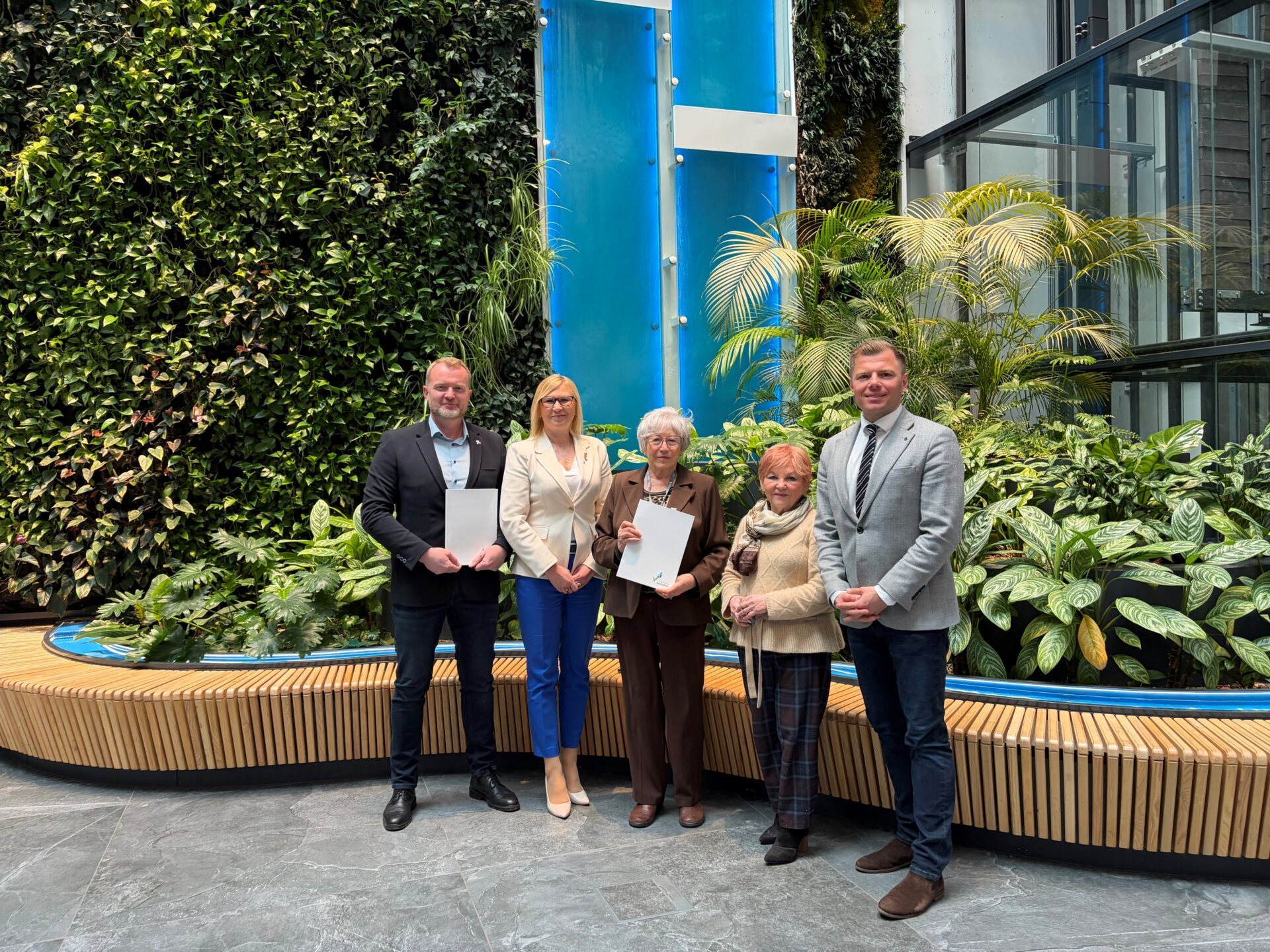 wspólne zdjęcie po podpisaniu umowy