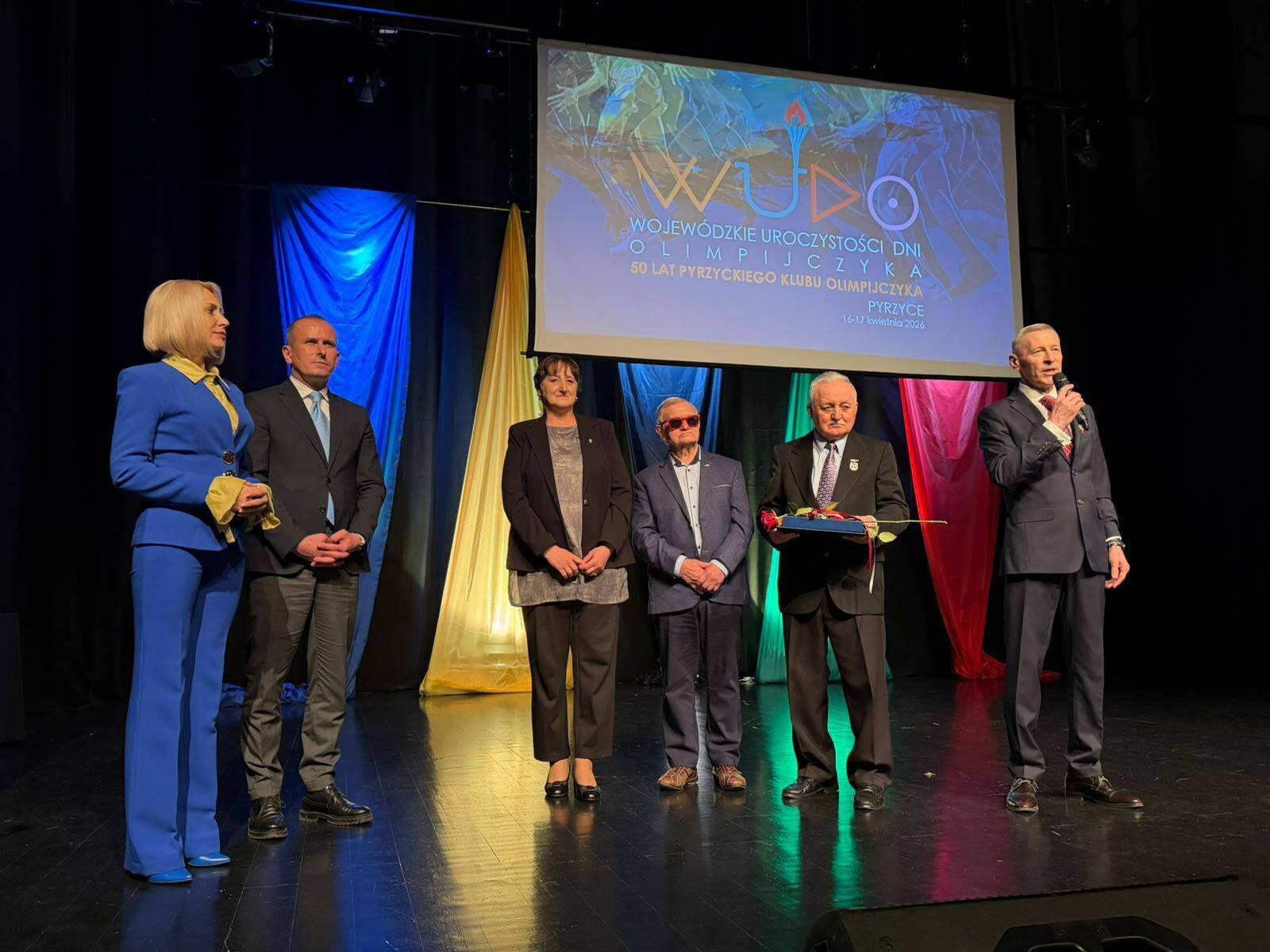 Gospodarze inauguracji dni olimpijczyka w Pyrzycach na scenie przemawiają do gości.