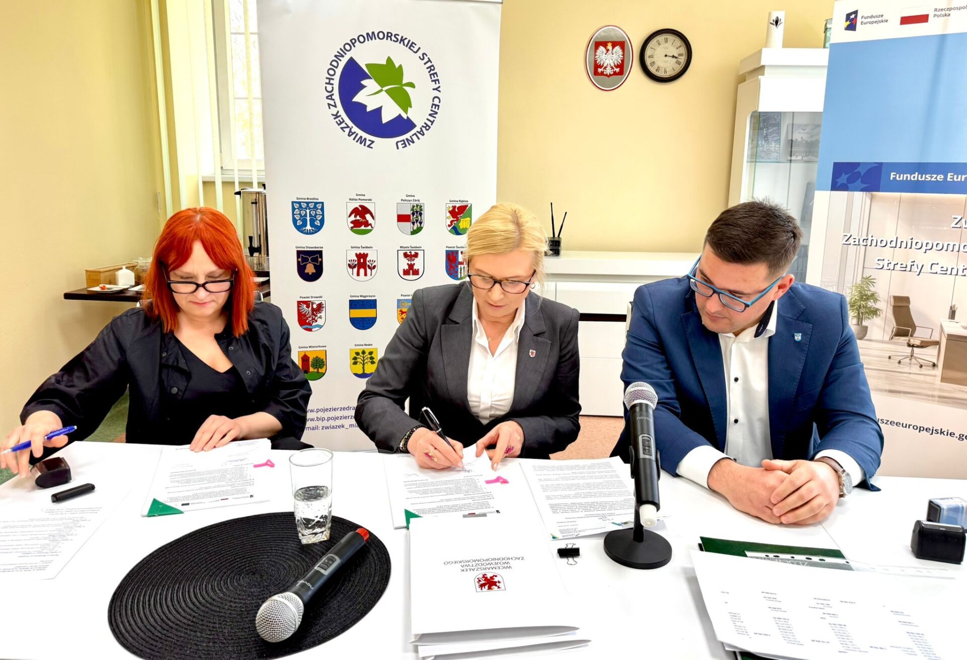 Wicemarszałkini Anna Bańkowska i władze ZZSC podpisują umowę przy stole prezydialnym.