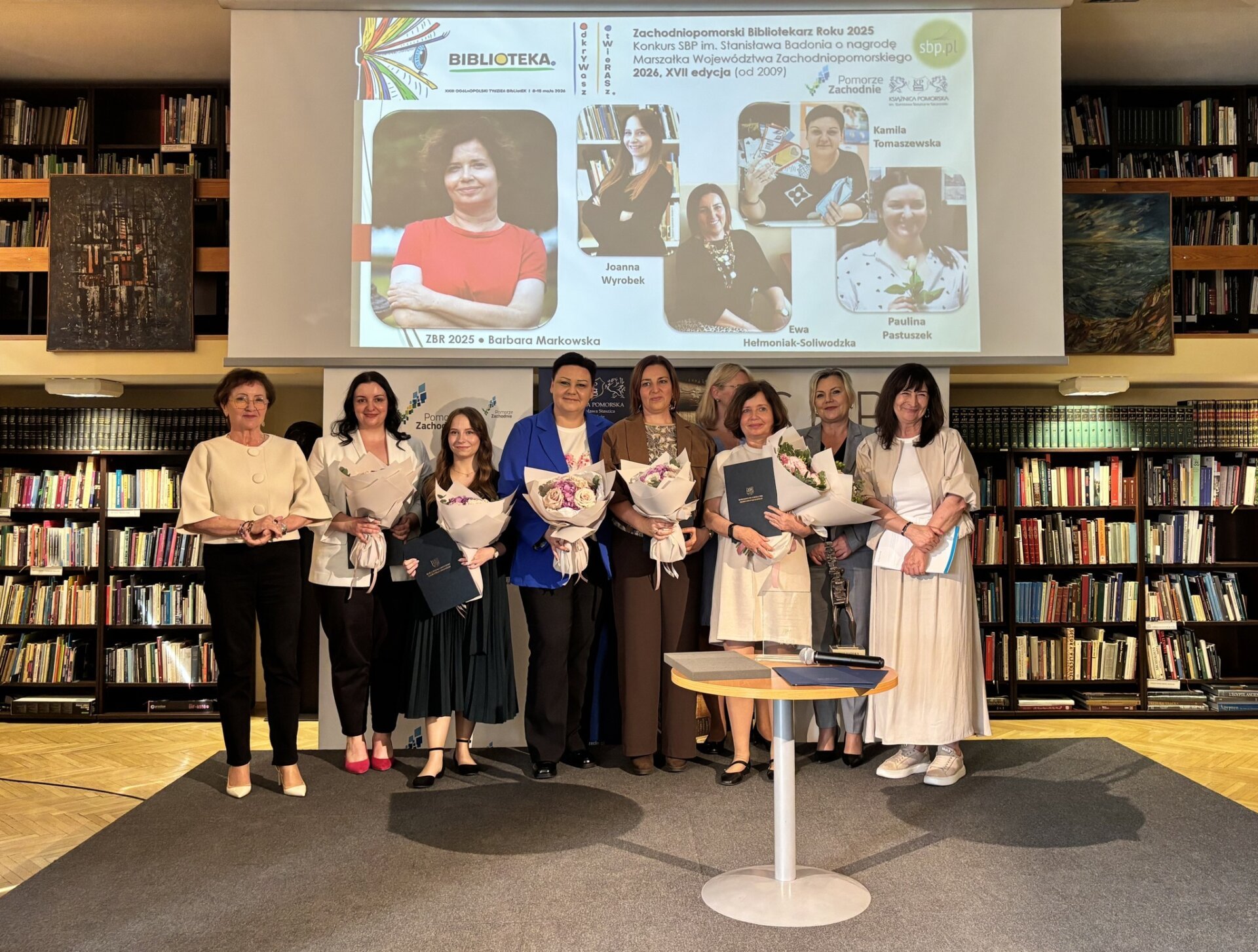 Laureatki konkursu wraz z organizatorami na scenie