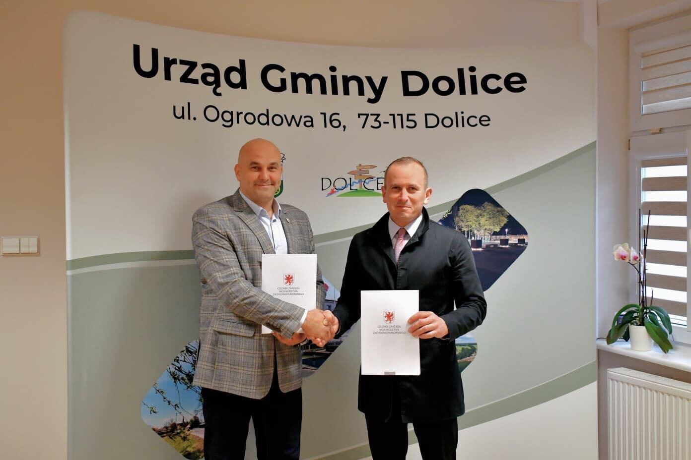 Członek zarządu Marcin Łapeciński z przedstawicielem Gminy Dolice