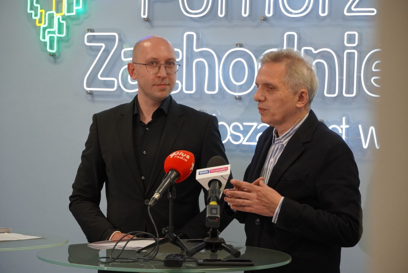 wicemarszałek Jakub Kowalik z dyrektorem festiwalu Pawłem Strojkiem