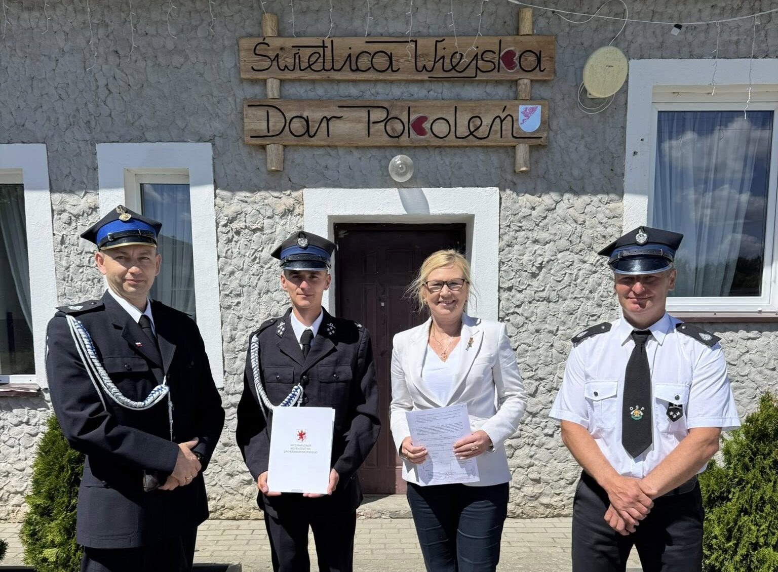 wspólne zdjęcie przed świetlicą z OSP