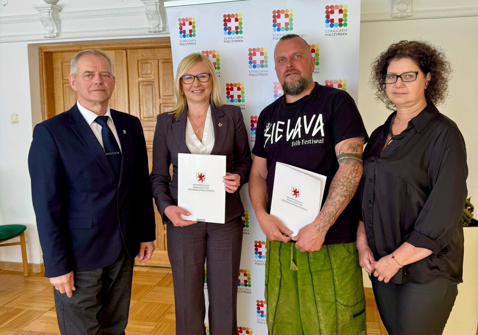 wicemarszałkini Anna Bańkowska wraz z przedstawicielami Stowarzyszenia "Niezwykły Połczyn"