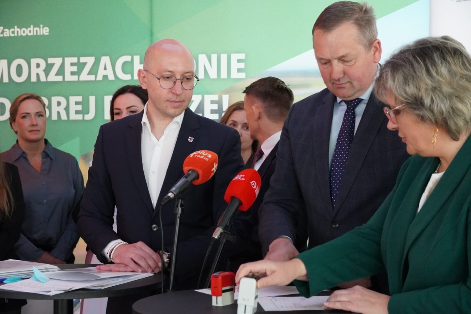 Wicemarszałek Jakub Kowalik podpisuje umowy z beneficjentami