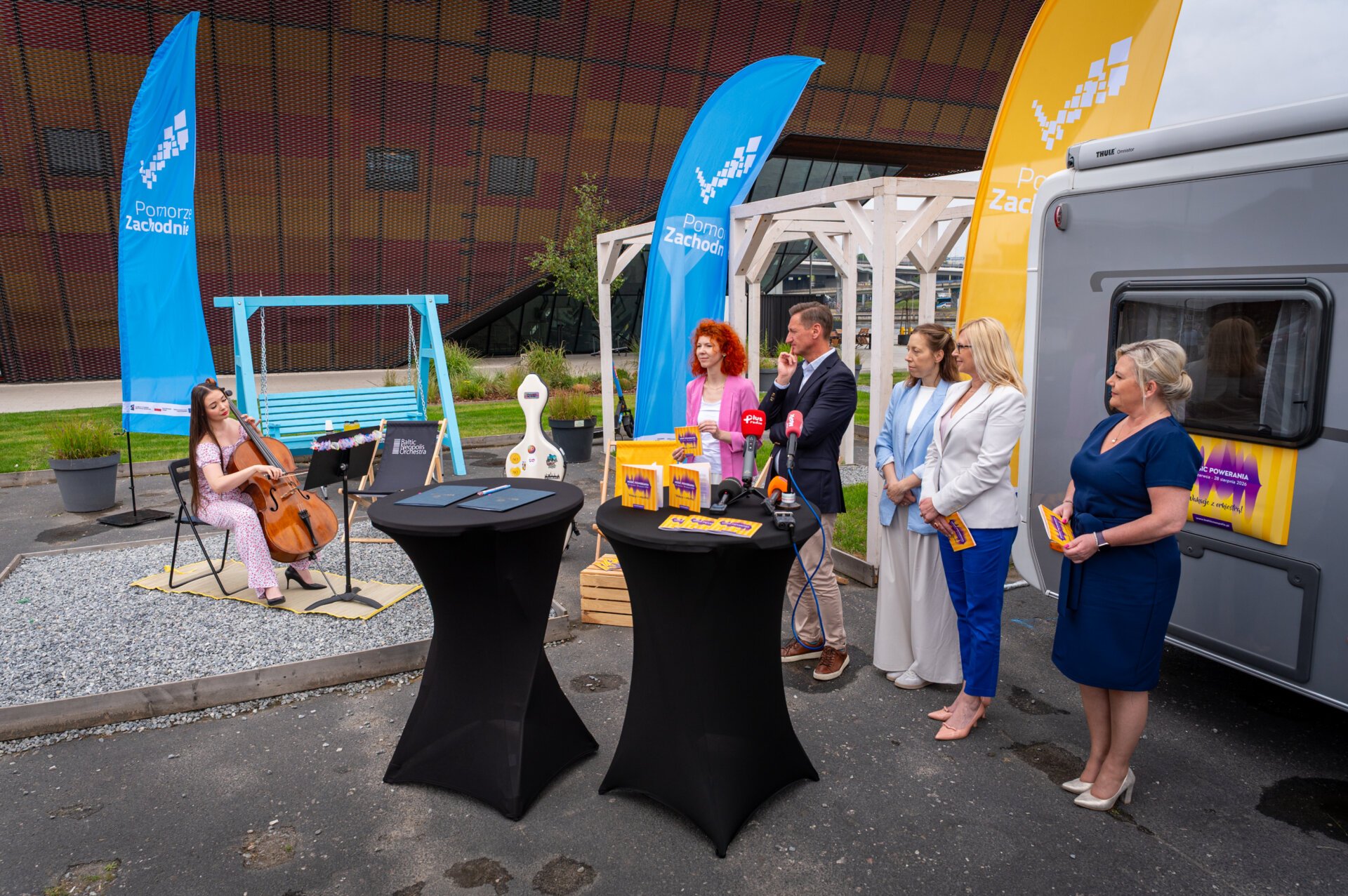 zdjęcie uczestników konferencji prasowej zrobione przez Morskim Centrum Nauki