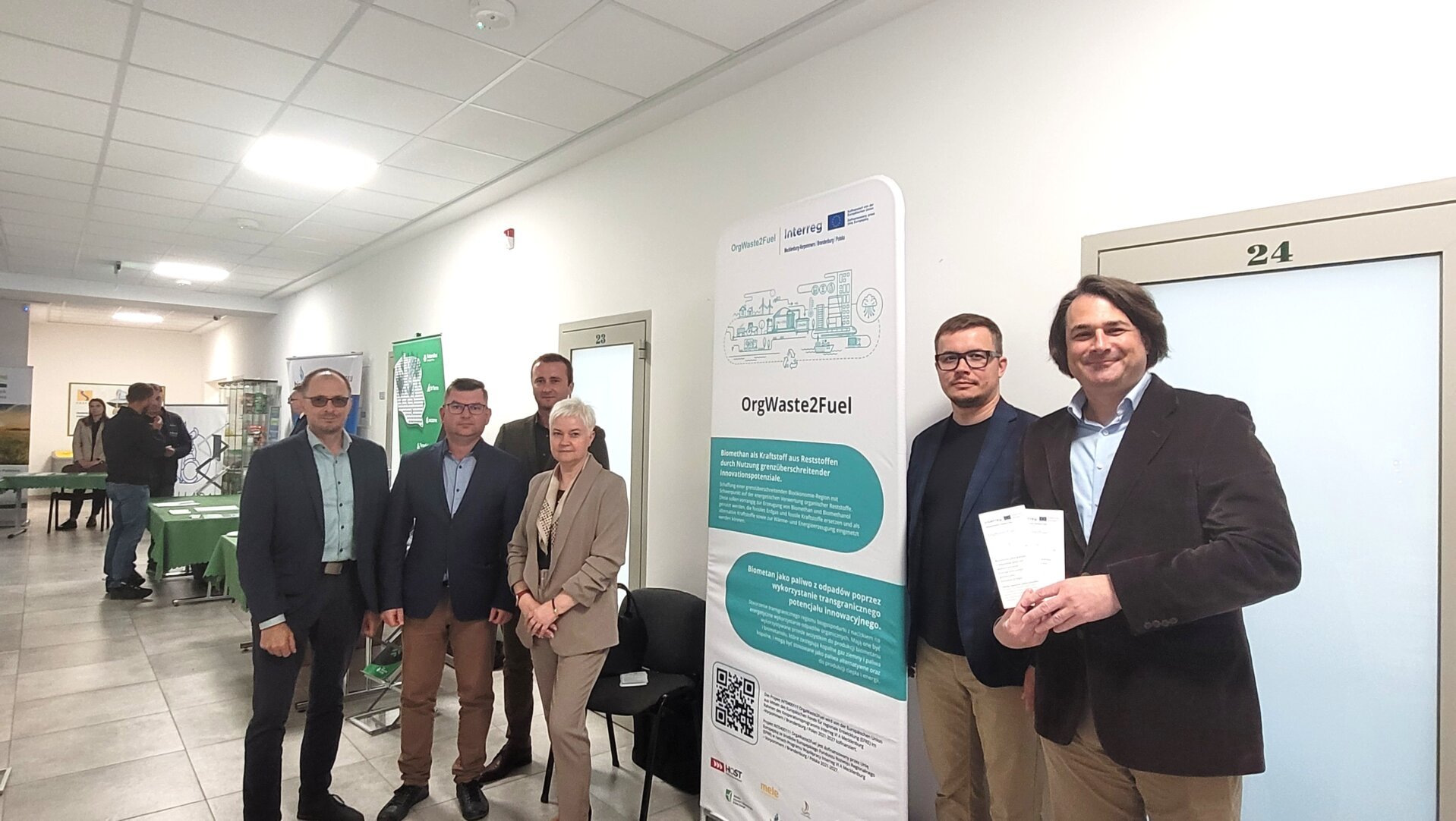 Przedstawiciele Województwa Zachodniopomorskiego i ZUT w Szczecinie na konferencji w Barzkowicach promujący projekt OrgWaste2Fuel