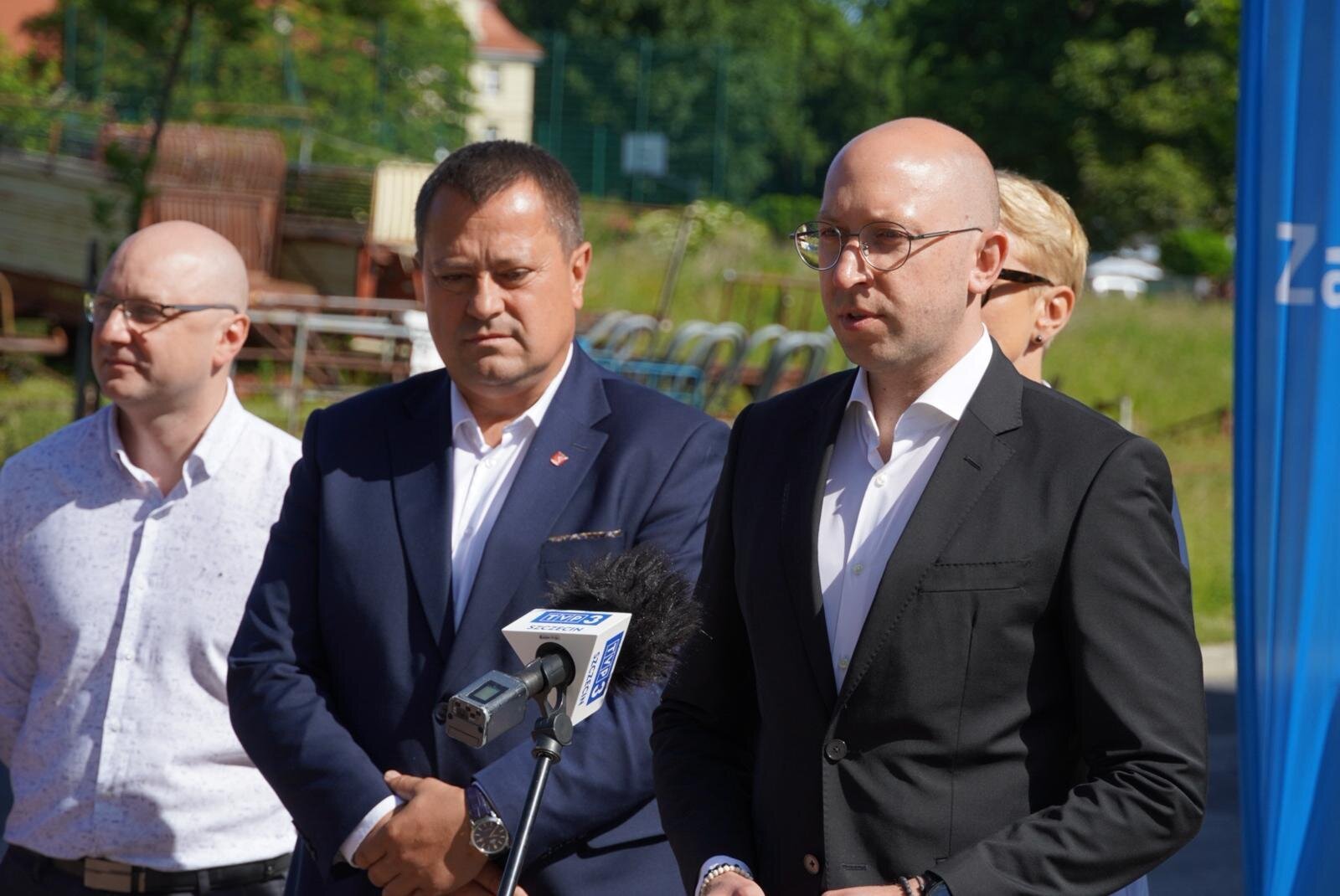 O planach przebudowy dróg wojewódzkich nr 2025 i 209 mówił podczas briefingu prasowego w Kwasowie Wicemarszałek Województwa Zachodniopomorskiego Jakub Kowalik (pierwszy z prawej)