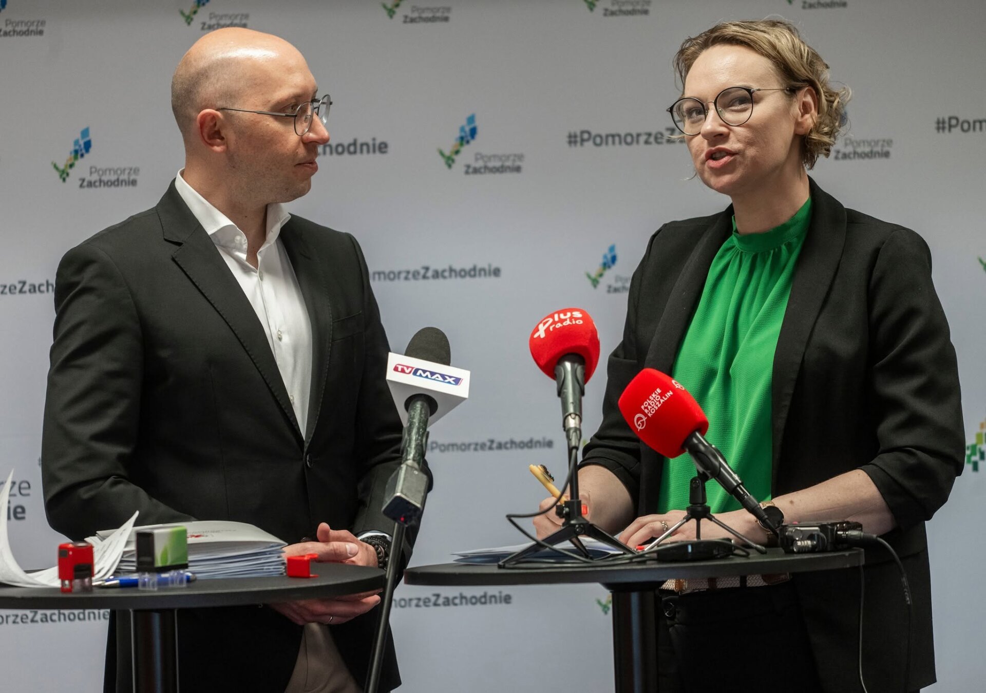 Wicemarszałek Kowalik ze Społeczniczką podczas konferencji prasowej. Obok stoi jedna z beneficjentek programu