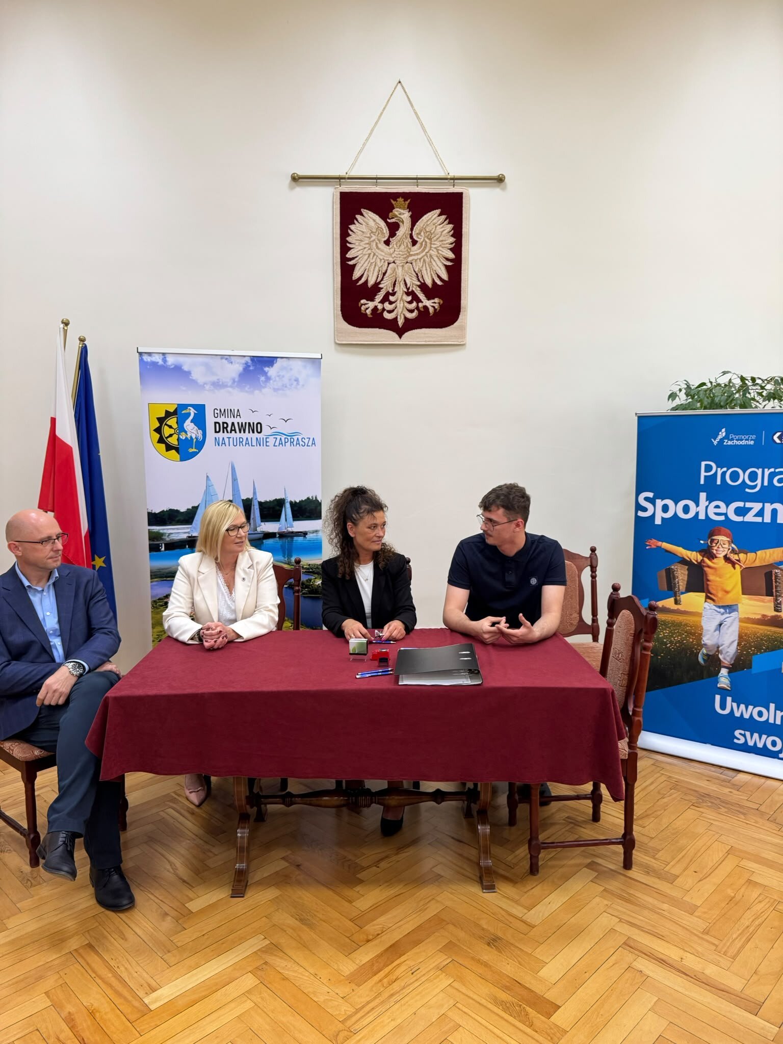 sala konferencyjna i podpisanie umowy przez Społecznika, za stołem w środku Natalia Wegner, po lewej wicemarszałek Anna Bańkowska
