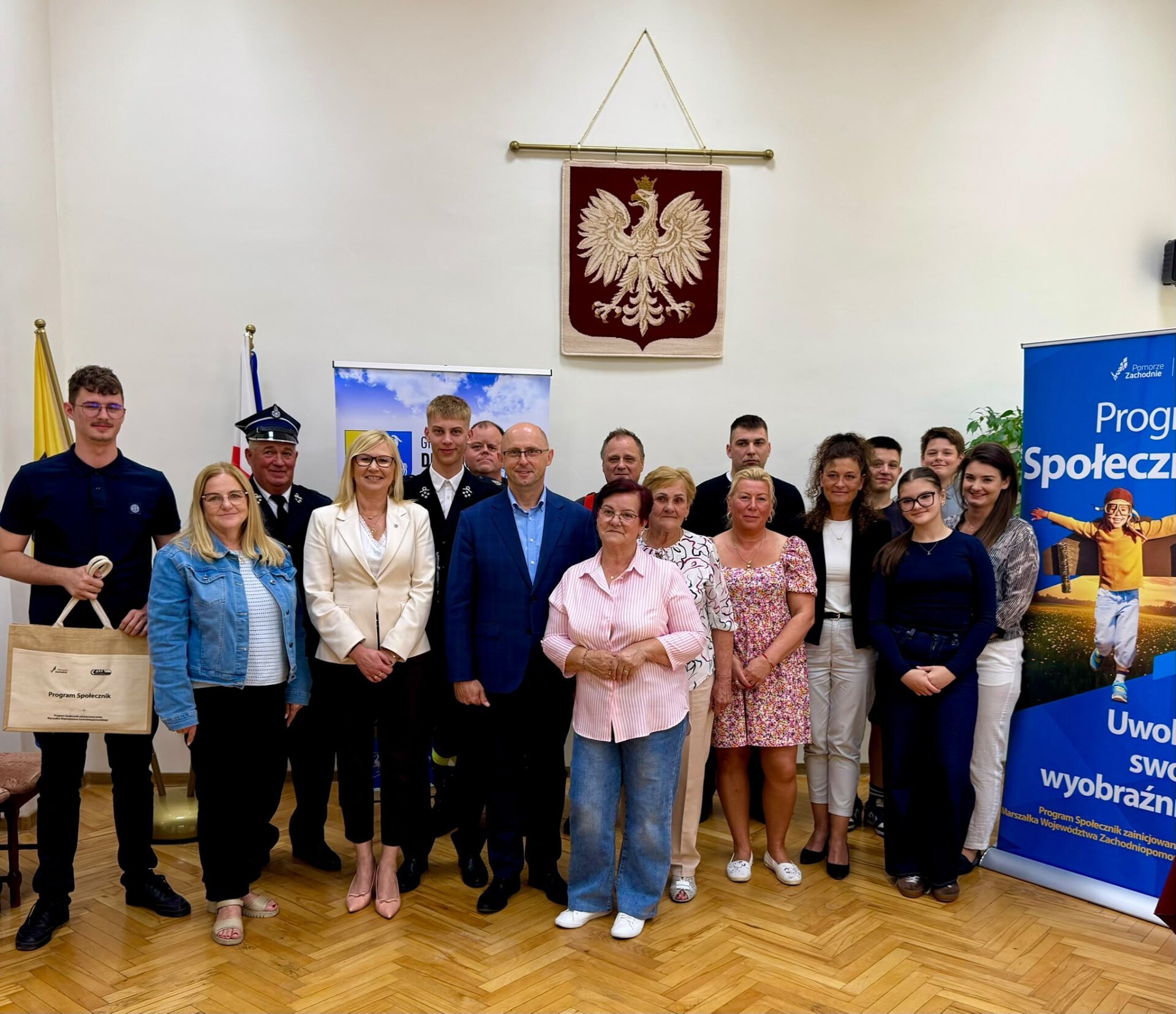wspólne zdjęcie społeczników z wicemarszałek Bańkowską