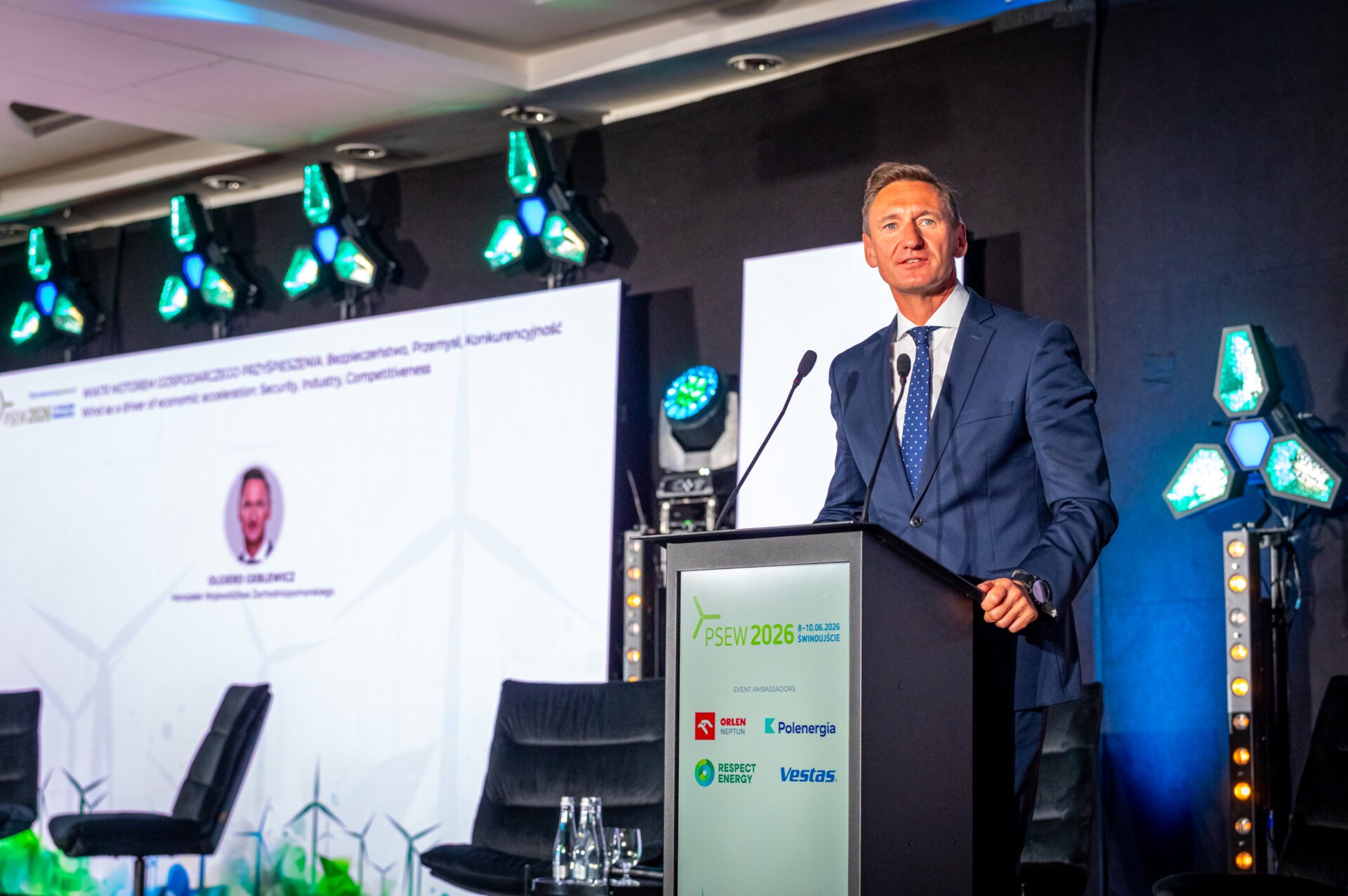 Marszałek Województwa Zachodniopomorskiego Olgierd Geblewicz znalazł się w gronie prelegentów podczas branżowej konferencji PSEW2026 odbywającej się w Świnoujsciu