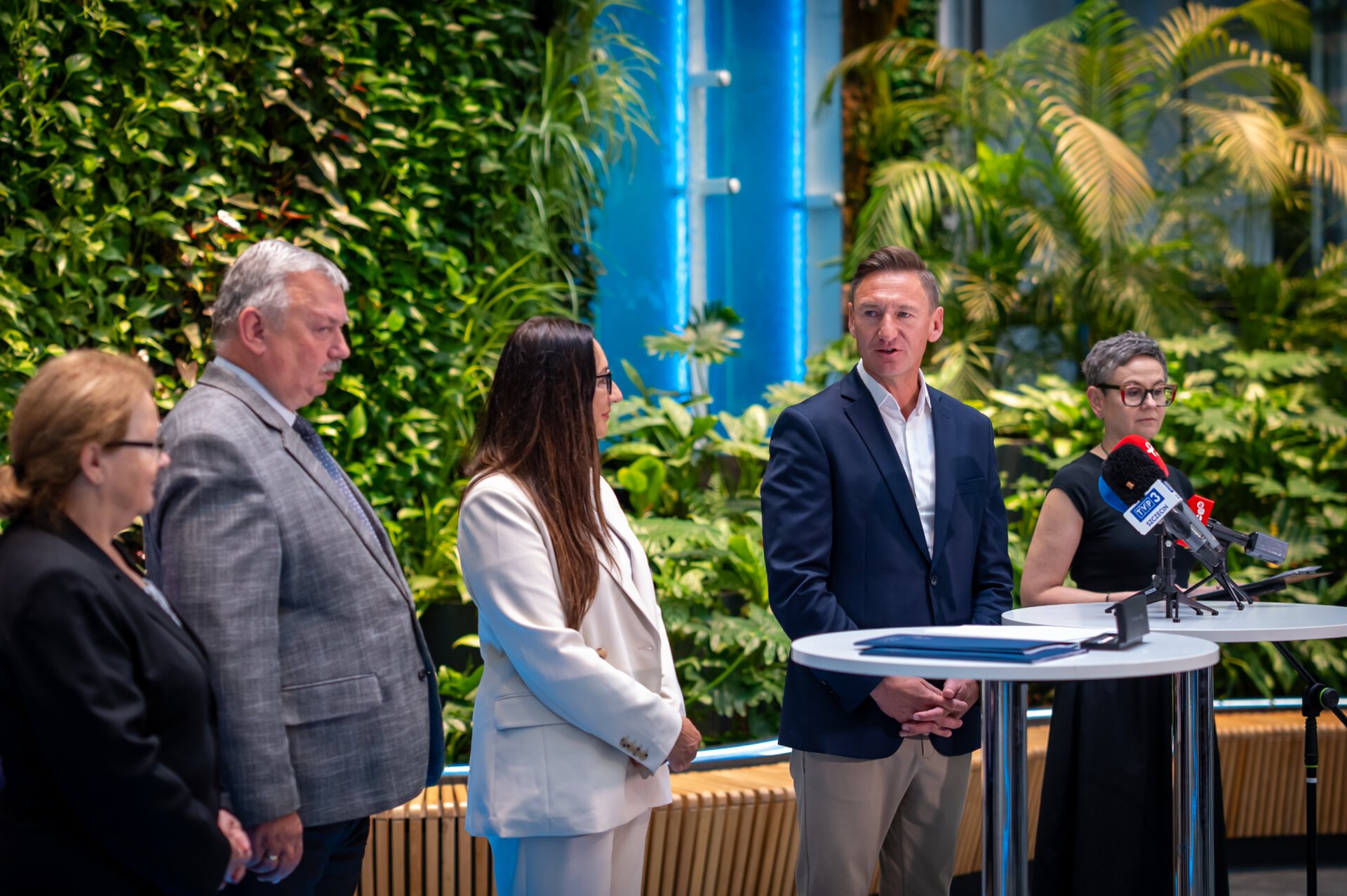 marszałek przemawia podczas konferencji prasowej w urzędzie