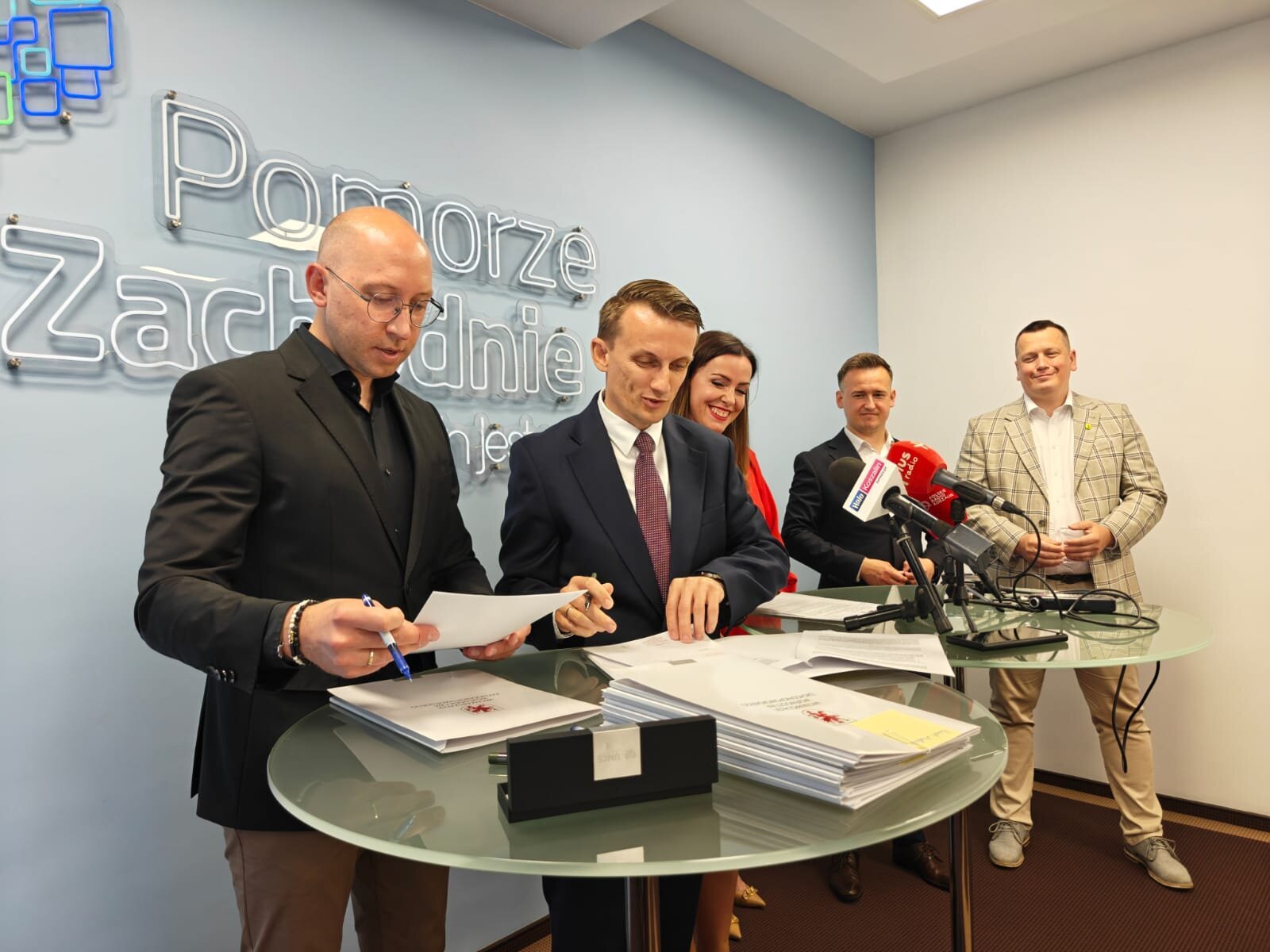 Kolejne 4 powiaty otrzymają wsparcie Województwa Zachodniopomorskiego na remont swoich dróg. Umowy, które pozwolą na realizację 6 zadań, podpisano w środę, 10 czerwca 2026 r. w Biurze Zamiejscowym Urzędu Marszałkowskiego Województwa Zachodniopomorskiego w Koszalinie. Umowy podpisał wicemarszałek Jakub Kowalik
