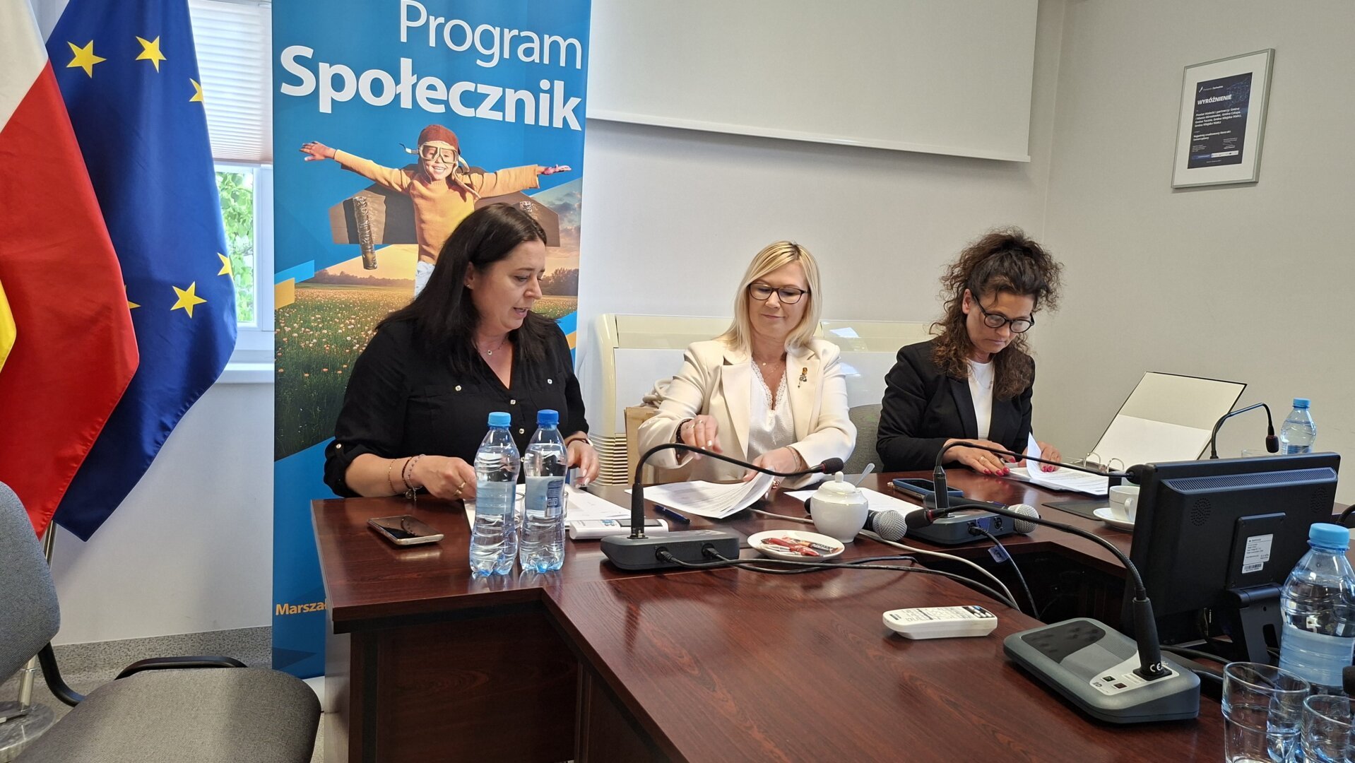 spotkanie podczas którego społecznicy podpisują umowy. Od lewej: społeczniczka, wicemarszałkini i prezes KARR