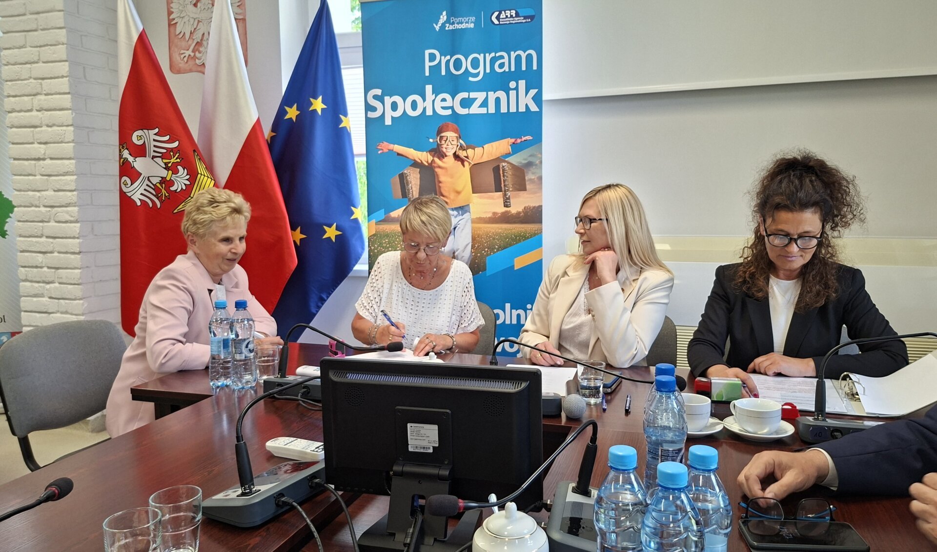 spotkanie podczas którego społecznicy podpisują umowy. Od lewej: dwie społeczniczki, wicemarszałkini i prezes KARR