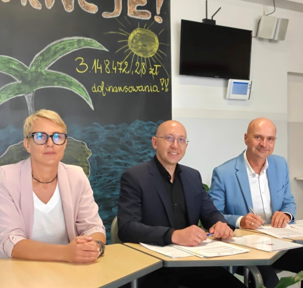 podpisanie umowy przez wicemarszałka Jakuba Kowalika