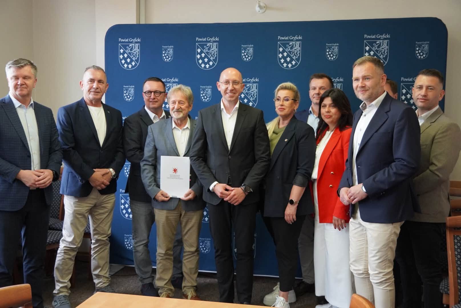 Cztery kolejne powiaty otrzymały wsparcie Pomorza Zachodniego na remonty dróg powiatowych. Na zdj. podpisanie umowy w powiecie gryfickim