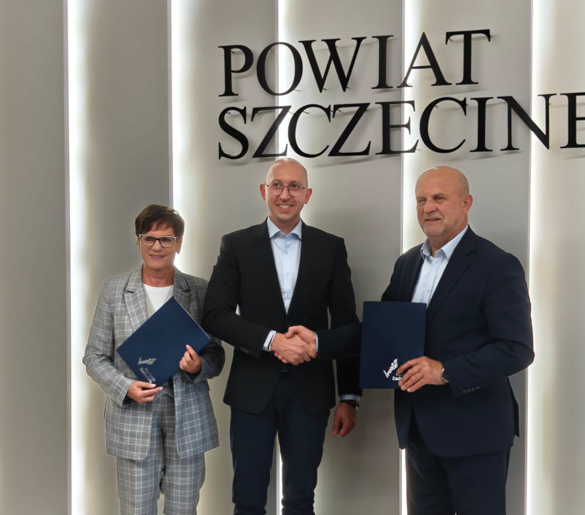 wicemarszałek Jakub Kowalik z beneficjentami w Powiecie Szczecineckim