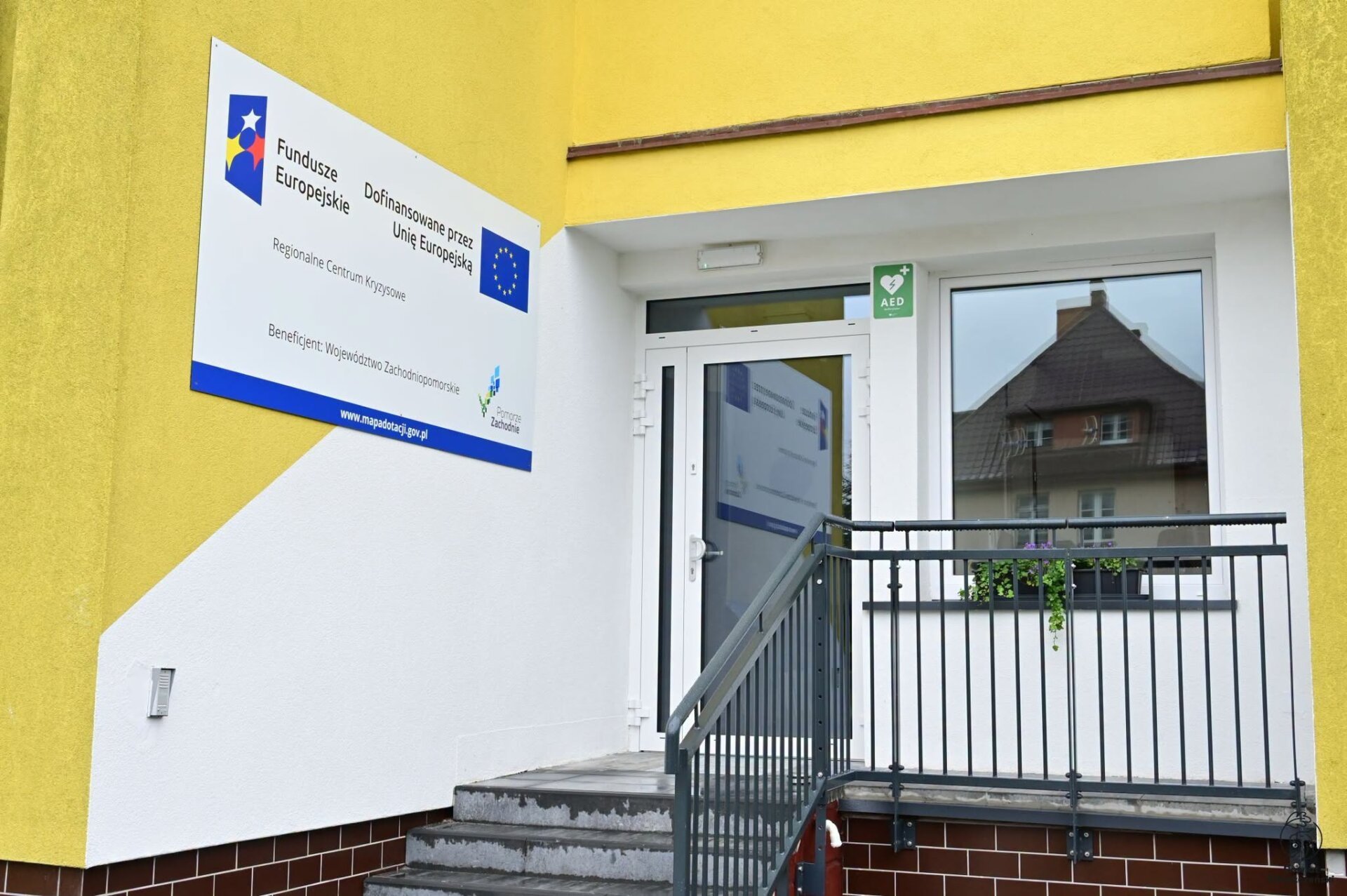 wejście do RCK w Choszcznie, ściana pomalowana na żółto-biało