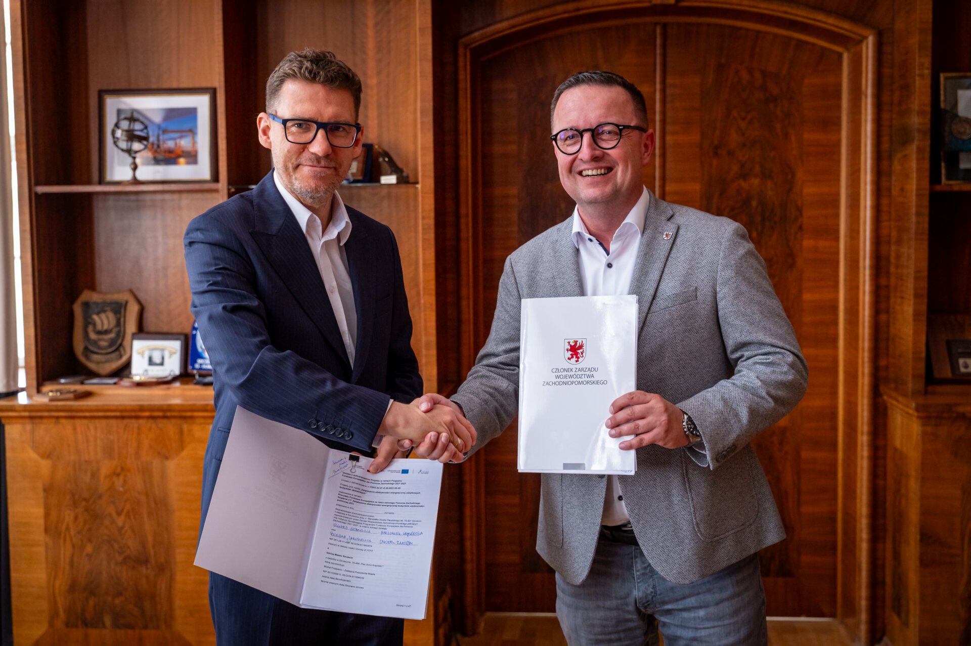 Michał Przepiera i Bogdan Jaroszewicz po podpisaniu umowy, przekazanie umów