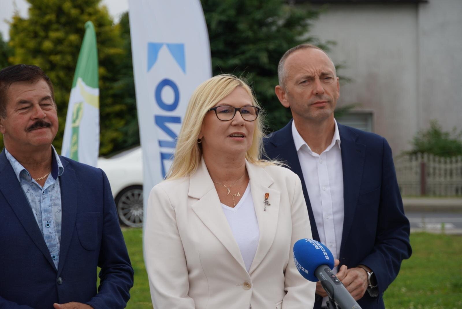 Wicemarszałkini Województwa Zachodniopomorskiego Anna Bańkowska podczas briefingu prasowego w Dygowie przybliżyła aktualny stan prac na modernizowanej drodze wojewódzkiej 163