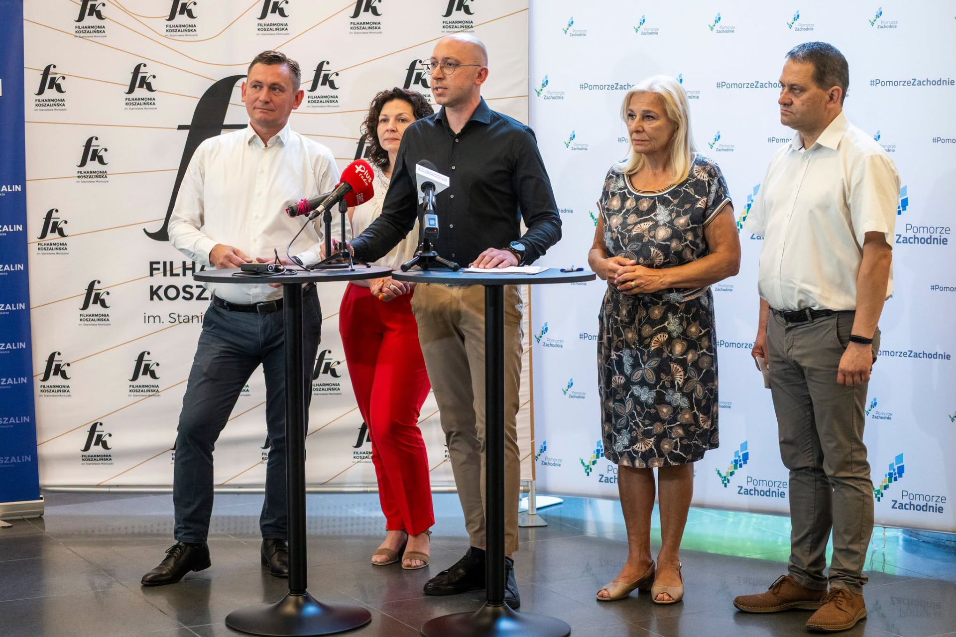 wicemarszałek Jakub Kowalik z beneficjentami podczas podpisania umowy