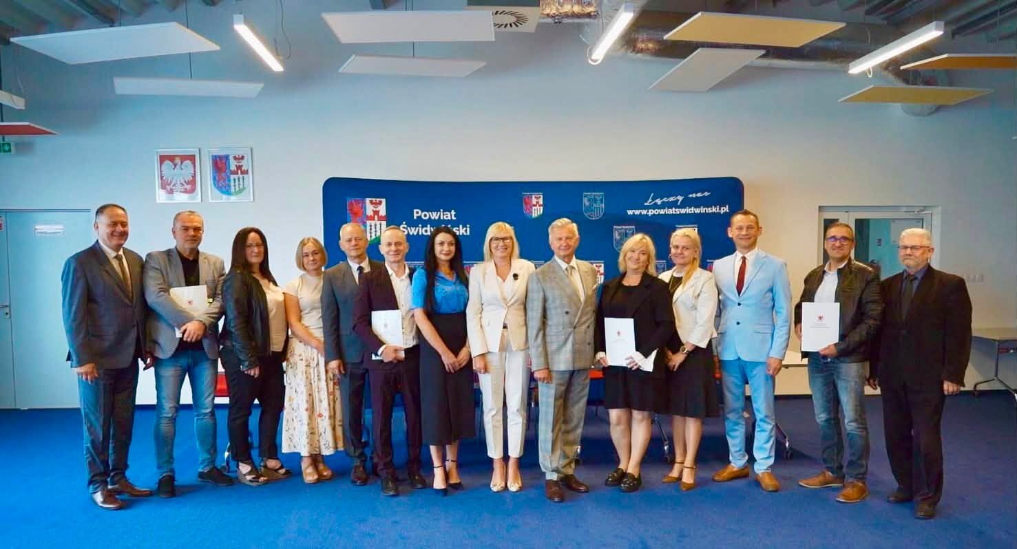 zdjęcie grupowe zrobione po podpisaniu umowy