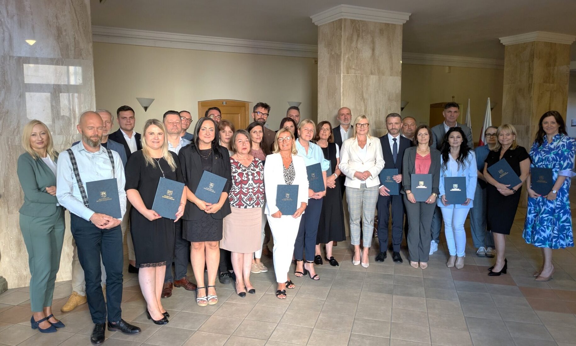 wspólne zdjęcie grupowe członków rady