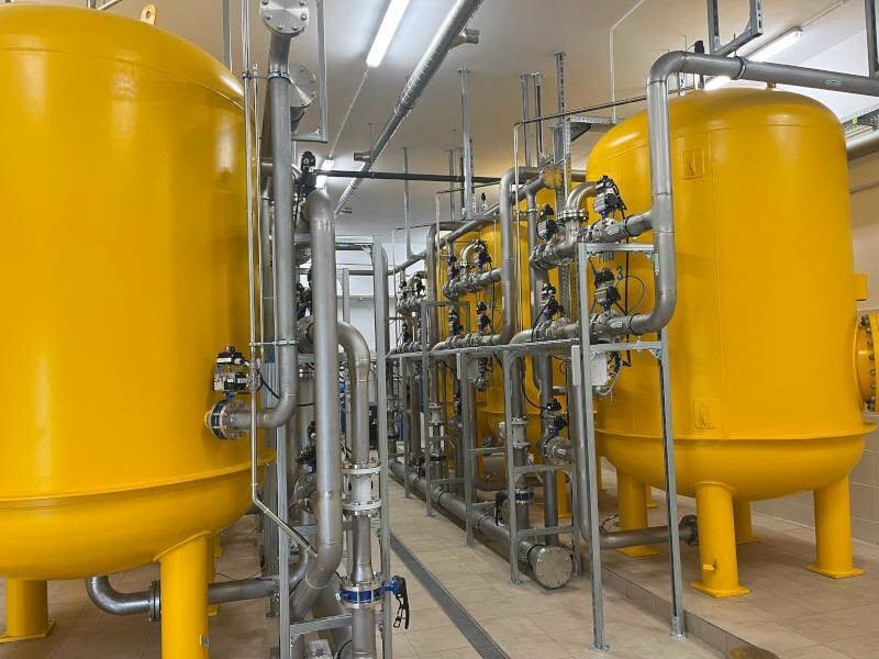 infrastruktura oczyszczalni ścieków - żółte zbiorniki