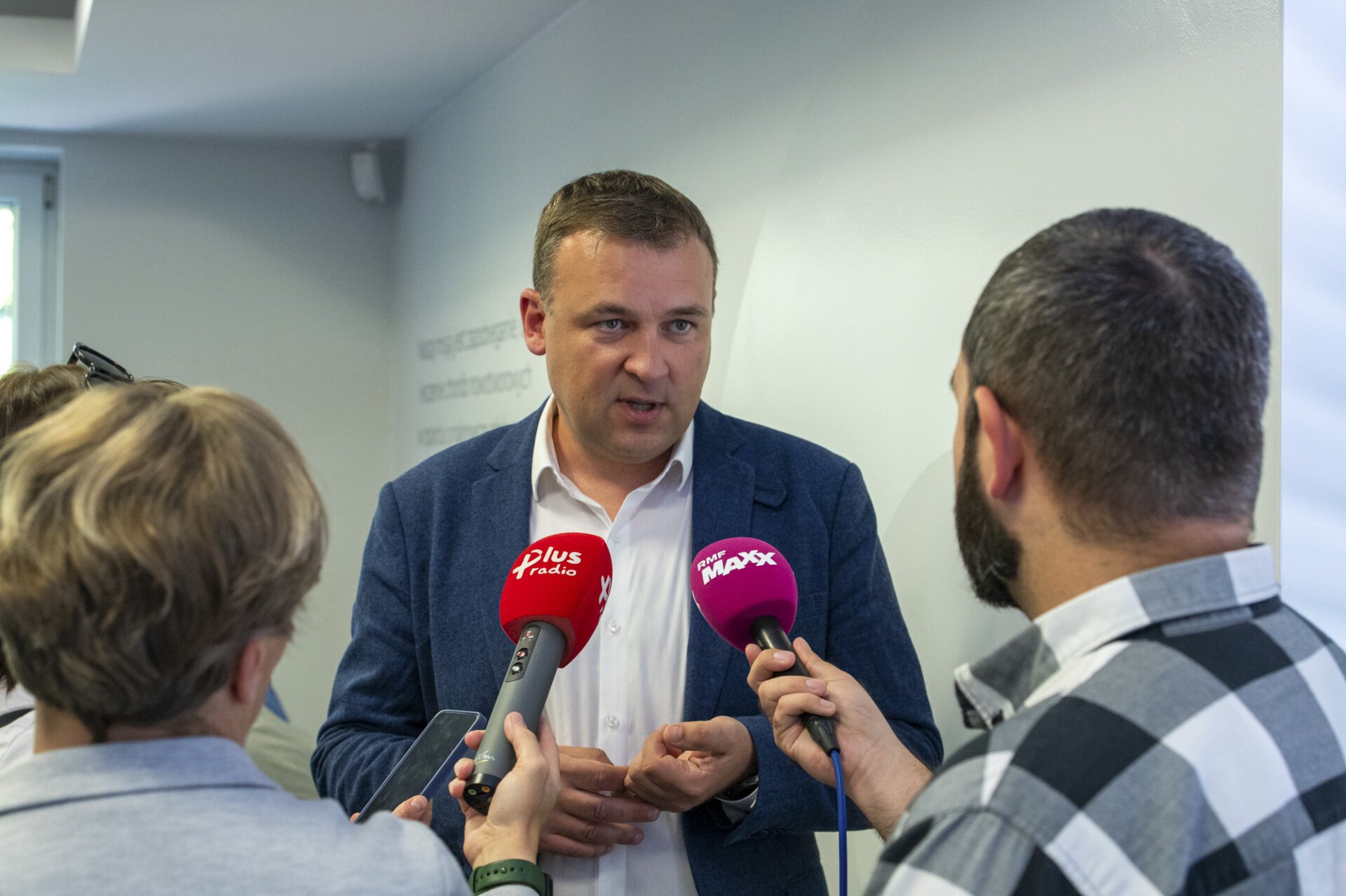 Dyrektor ZCO Adrian Sikorski odpowiada przed mikrofonami na zapytania dziennikarzy.