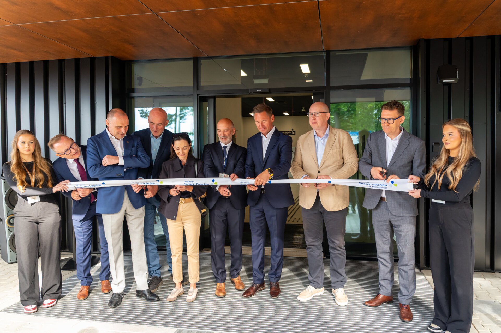 Port Lotniczy Szczecin-Goleniów ma nowy budynek hali przylotów. Pierwsi pasażerowie skorzystają z niego już niebawem. To obiekt tymczasowy, który po zakończeniu rozbudowy terminala służył będzie jako zaplecze biurowo-socjalne dla służb operujących na lotnisku W oficjalnym otwarciu uczestniczył m.in. Marszałek Województwa Zachodniopomorskiego Olgierd Geblewicz (czwarty z prawej)