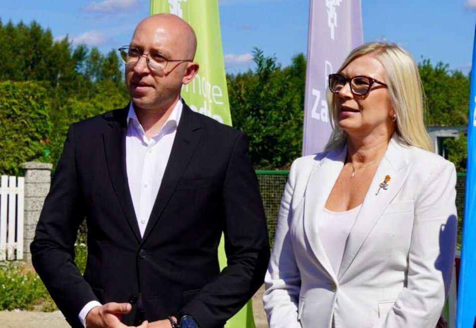 Wicemarszałek Województwa Zachodniopomorskiego Jakub Kowalik oraz Wicemarszałkini Województwa Zachodniopomorskiego Anna Bańkowska sprawdzili stan zaawansowania prac na kilku z 39 zaplanowanych na ten rok inwestycji na drogach wojewódzkich