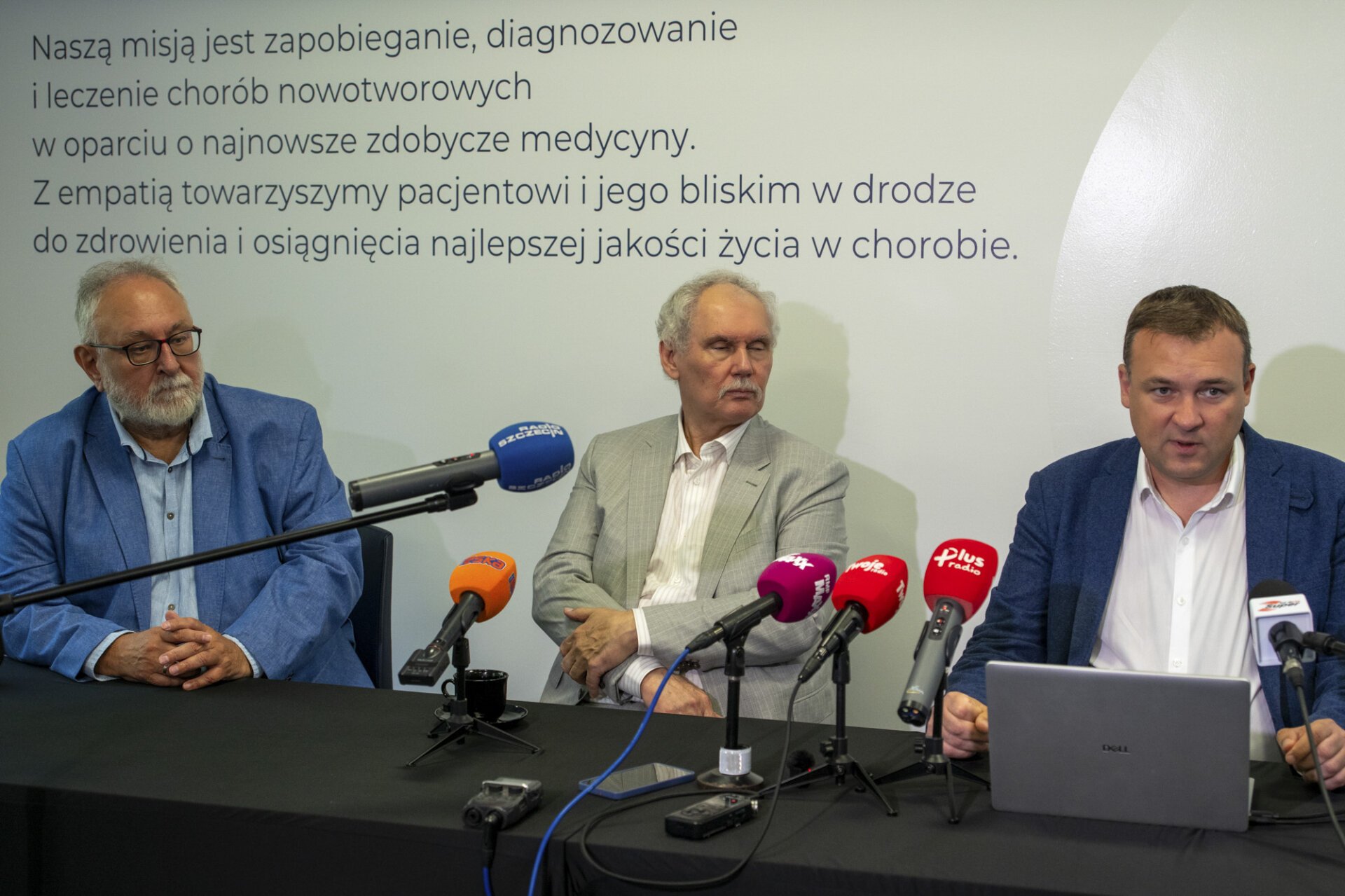 Uczestnicy konferencji opowiadają dziennikarzom o procesie konsolidacji.
