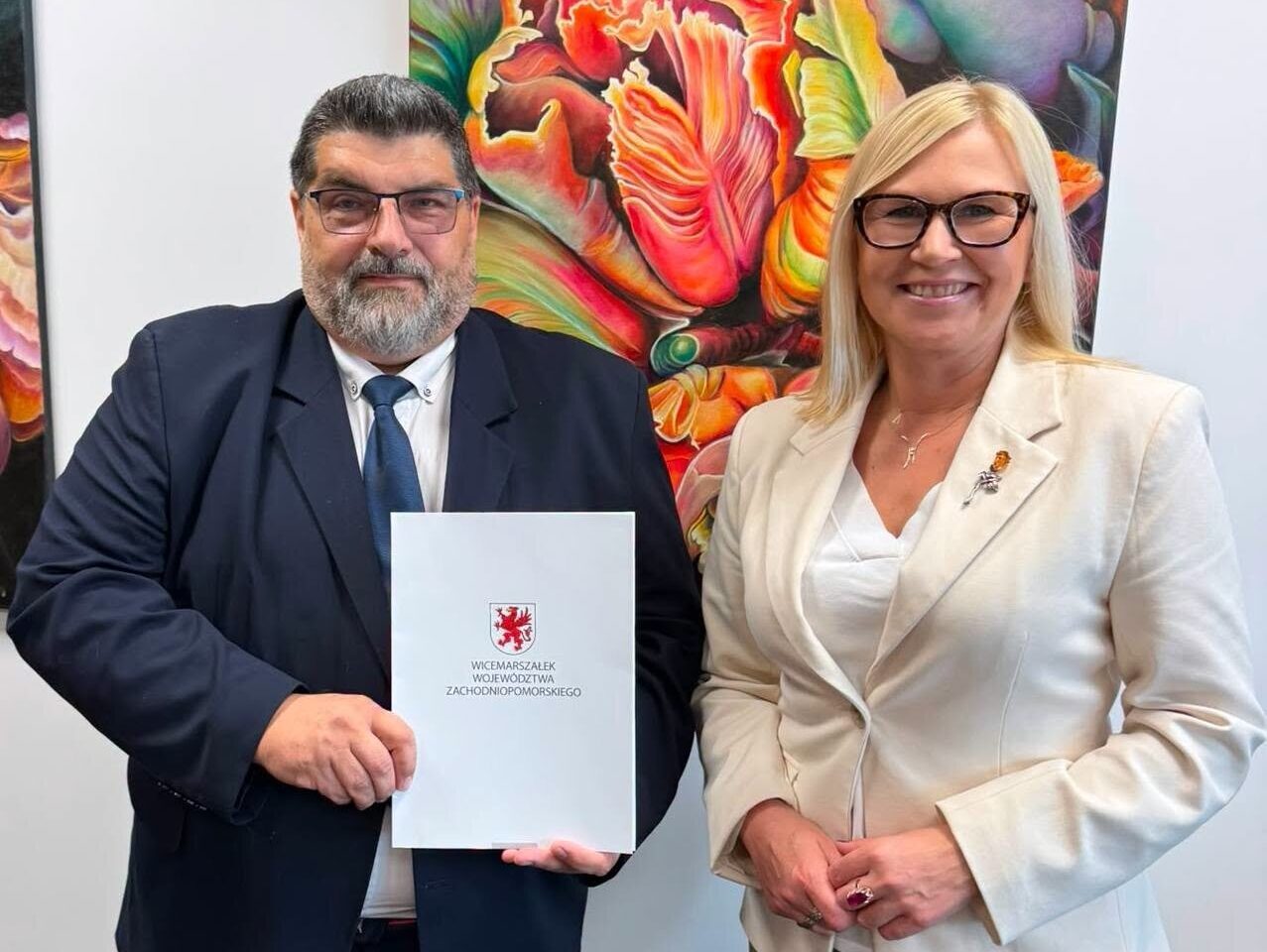 Fundacja Reintegracji Readaptacji Społecznej i Pomocy Wzajemnej „Pro Populo” z Lipian z umową na szkolenia, od lewej prezes Krzysztof Socha, który trzyma umowę, obok stoi wicemarszałek Anna Bańkowska