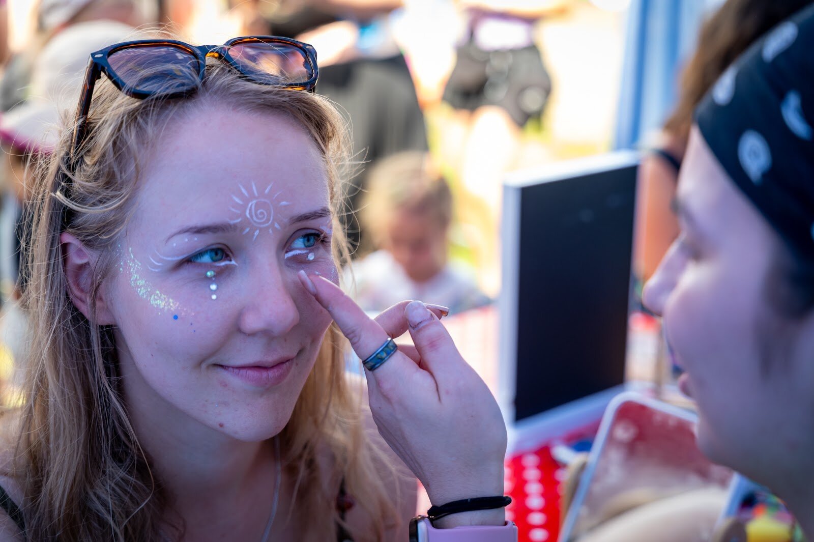 Dziewczyna z festiwalowym eko makijażem