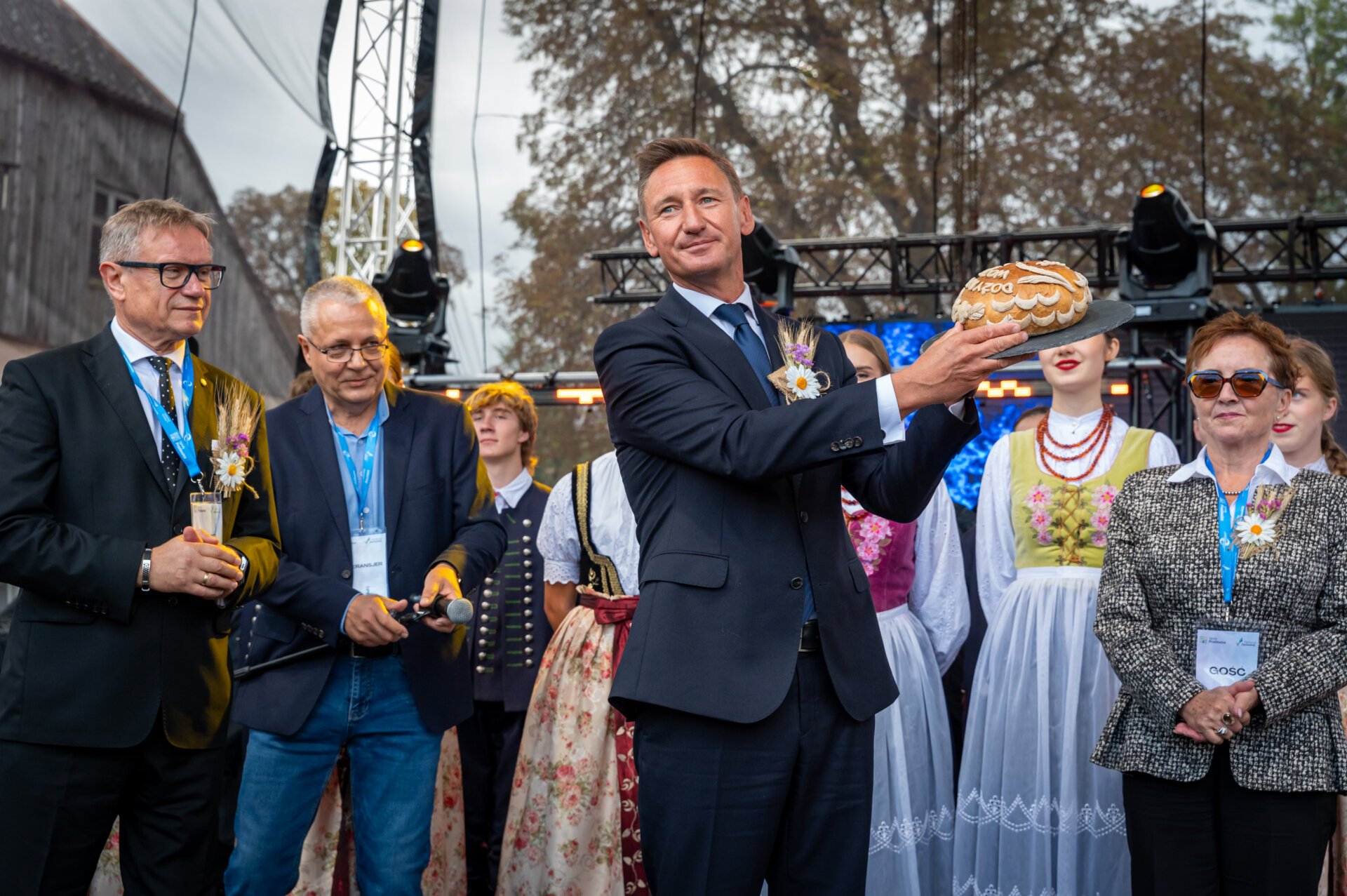 marszałek Olgierd Geblewicz na scenie podczas otwarcia Dożynek Wojewódzkich 2026