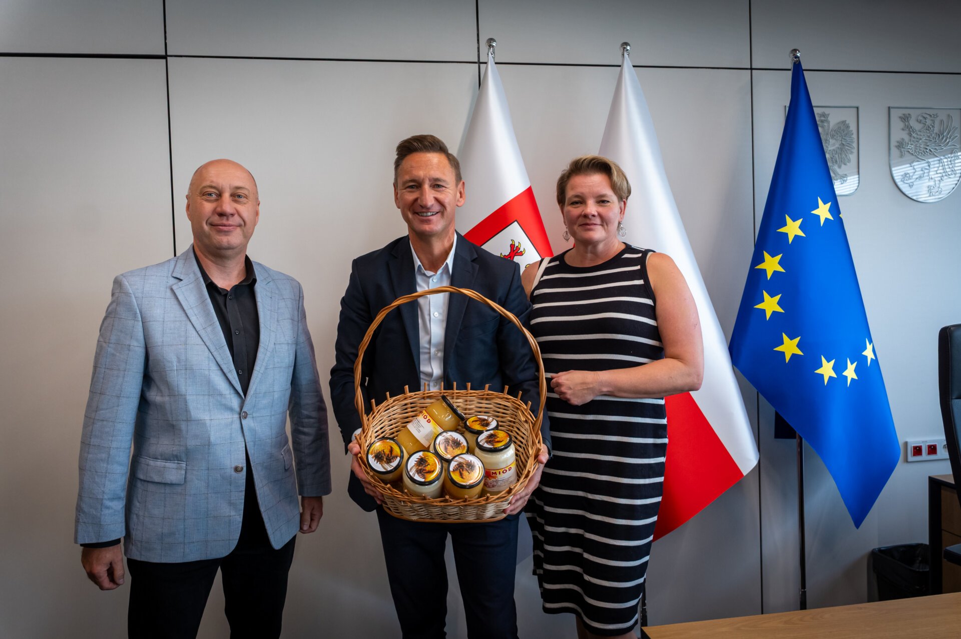 od lewej: prezes WZP Marcin Makowiecki, marszałek Olgierd Geblewicz oraz ksiegowa związku Agnieszka Kurczyńska
