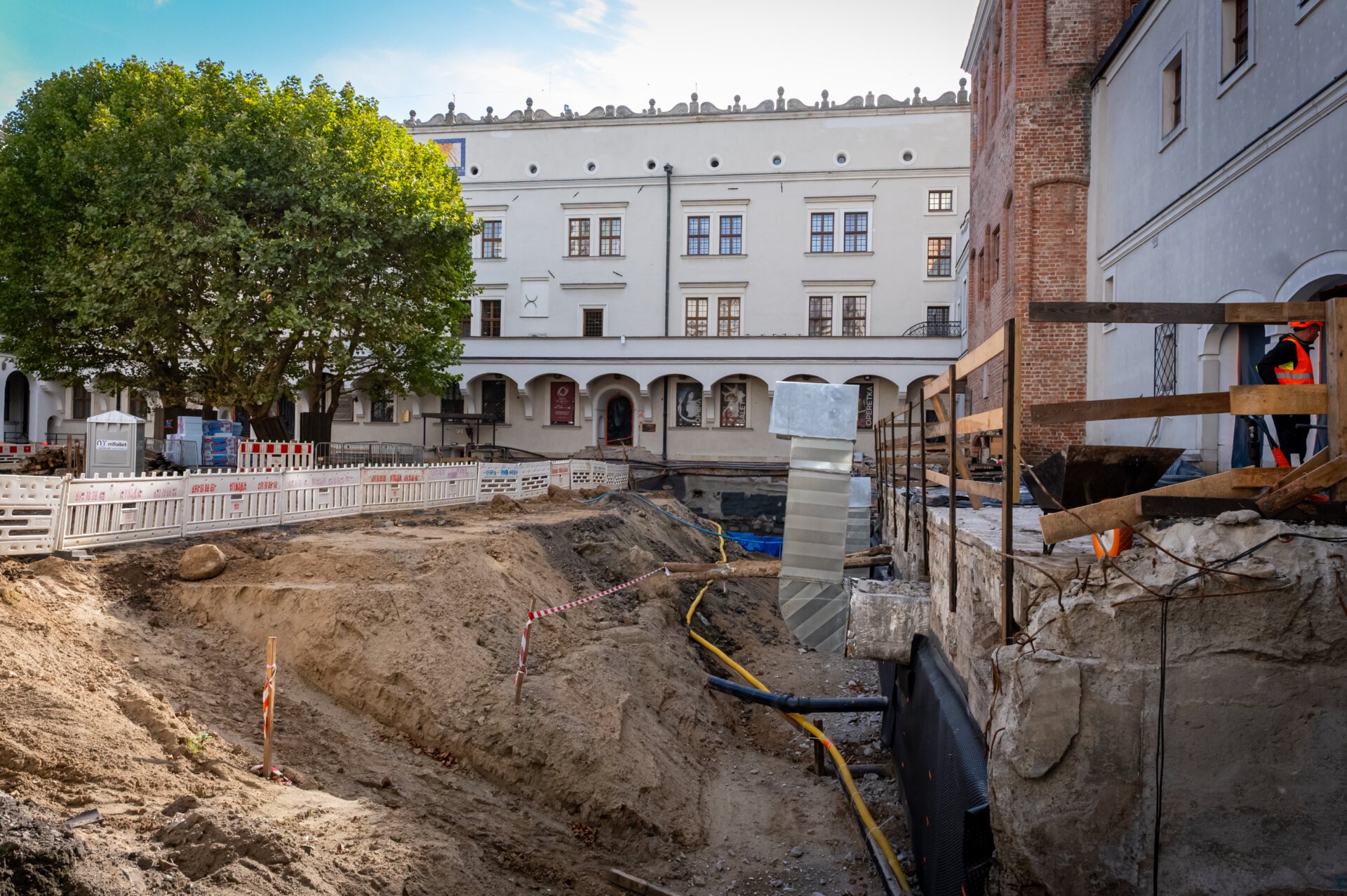 Zamek się zmienia. Postęp prac na dziedzińcach i archeologiczne odkrycia