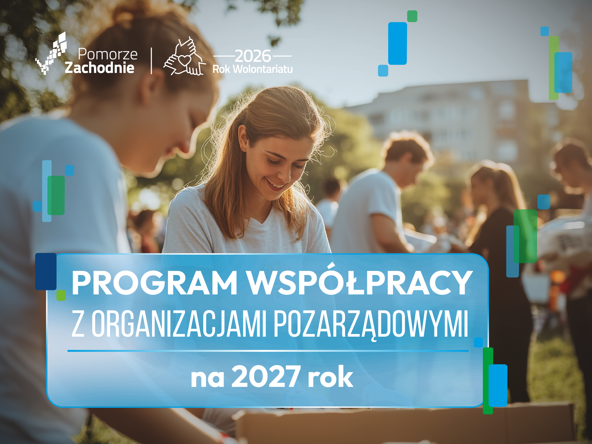na zdjęciu kobiety i mężczyźni, w tle bloki, zieleń, plakat z hasłem program współpracy z organizacjami pozarządowymi na 2027 rok. kolorystyka jasno niebieska, napisy białe