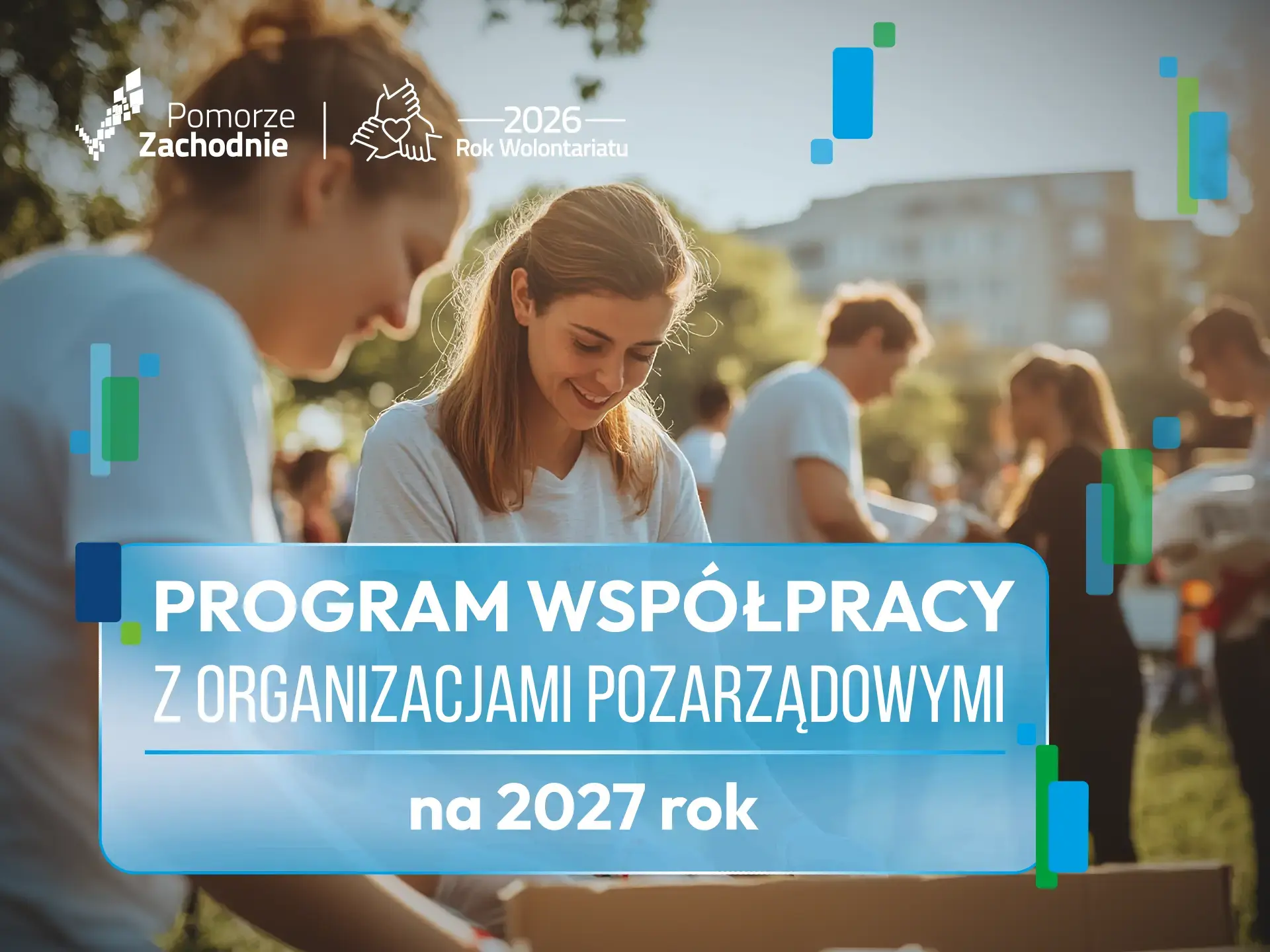 na zdjęciu kobiety i mężczyźni, radości, w tle zieleń i bloki, kolorystyka napisu program współpracy z organizacjami pozarządowymi jasna pastelowy niebieski i biały