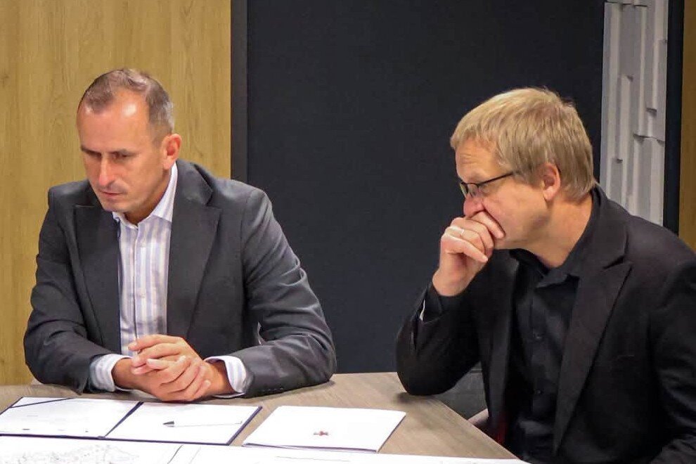 Członek Zarządu Województwa Zachodniopomorskiego Marcin oraz Pełnomocnik Marszałka ds. regionalnej infrastruktury informacji przestrzennejMichał Durka podpisali umowę z firmą Lehmann + Partner Polska Sp. z o.o., która wdroży zintegrowany system do zarządzania infrastrukturą drogową oraz uruchomi nowe e-usług dla mieszkańców, przedsiębiorców i instytucji