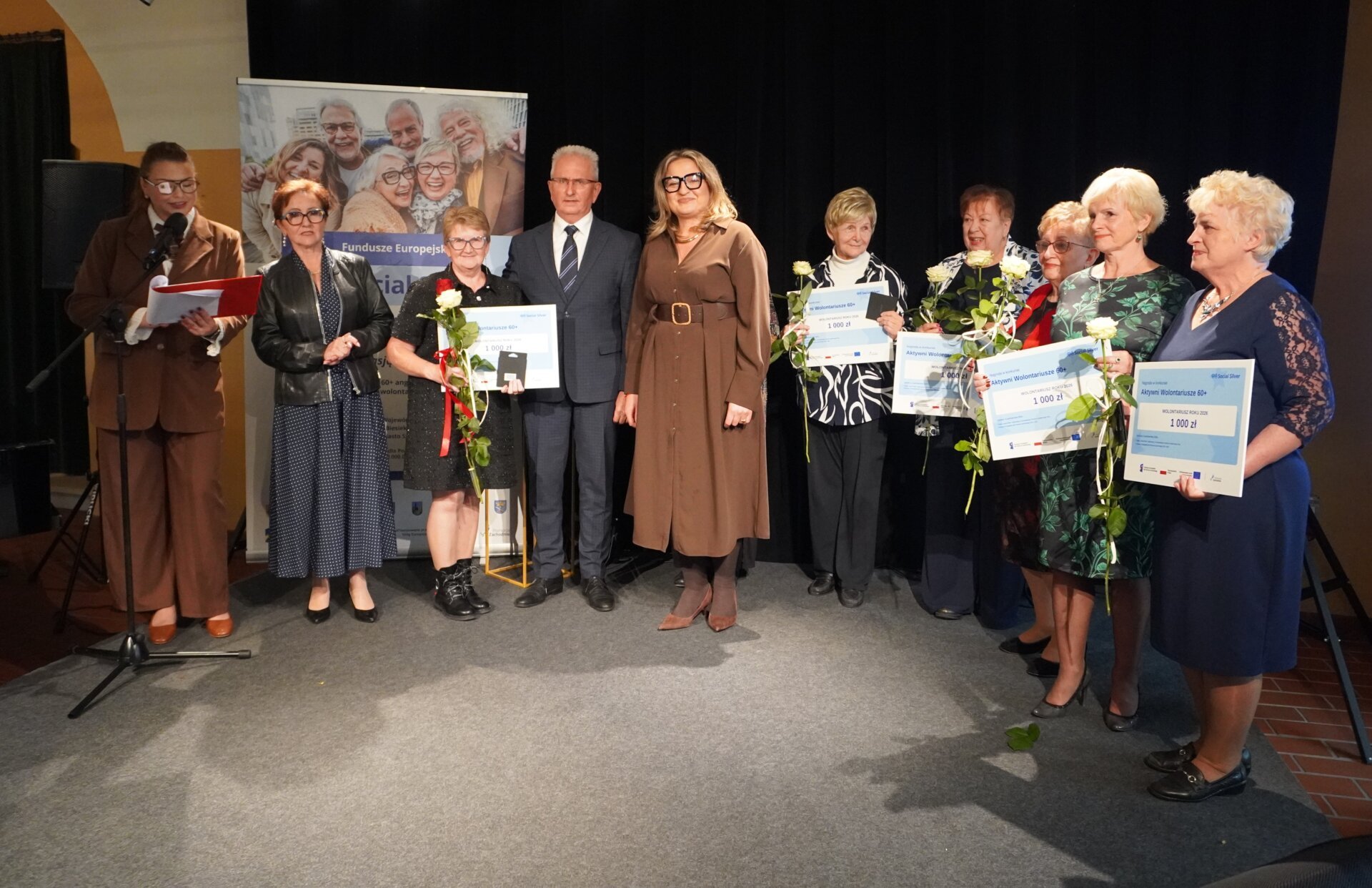 Laureaci nagrodzenia przez Przewodniczącą Sejmiku Województwa Zachodniopomorskiego oraz Dyrektorkę Regionalnego Ośrodka Polityki Społecznej Urzędu Marszałkowskiego Województwa Zachodniopomorskiego