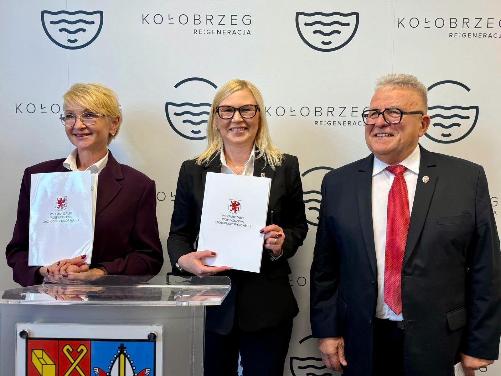 od lewej Anna Mieczkowska, Anna Bańkowska i Janusz Gromek. Panie trzymają podpisane umowy na nową inwestycję