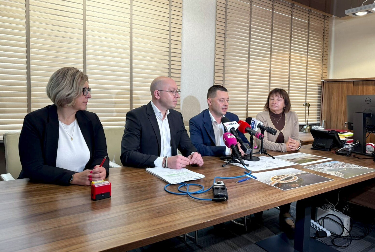 Strony umowy za stołem prezydialnym opowiadają o inwestycji.