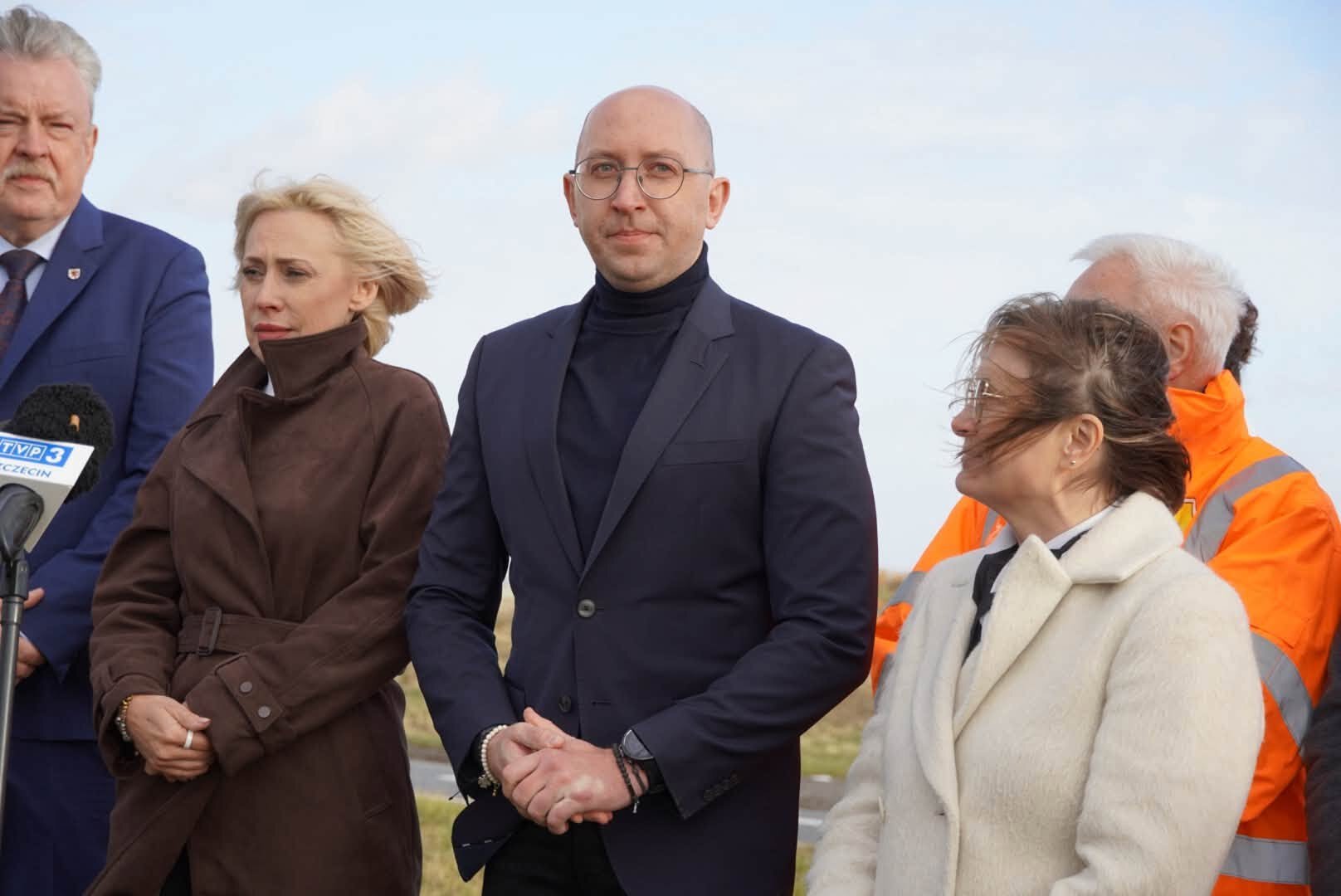 konferencja prasowa z Pyrzycach, w środku stoi wicemarszałek Jakub Kowalik