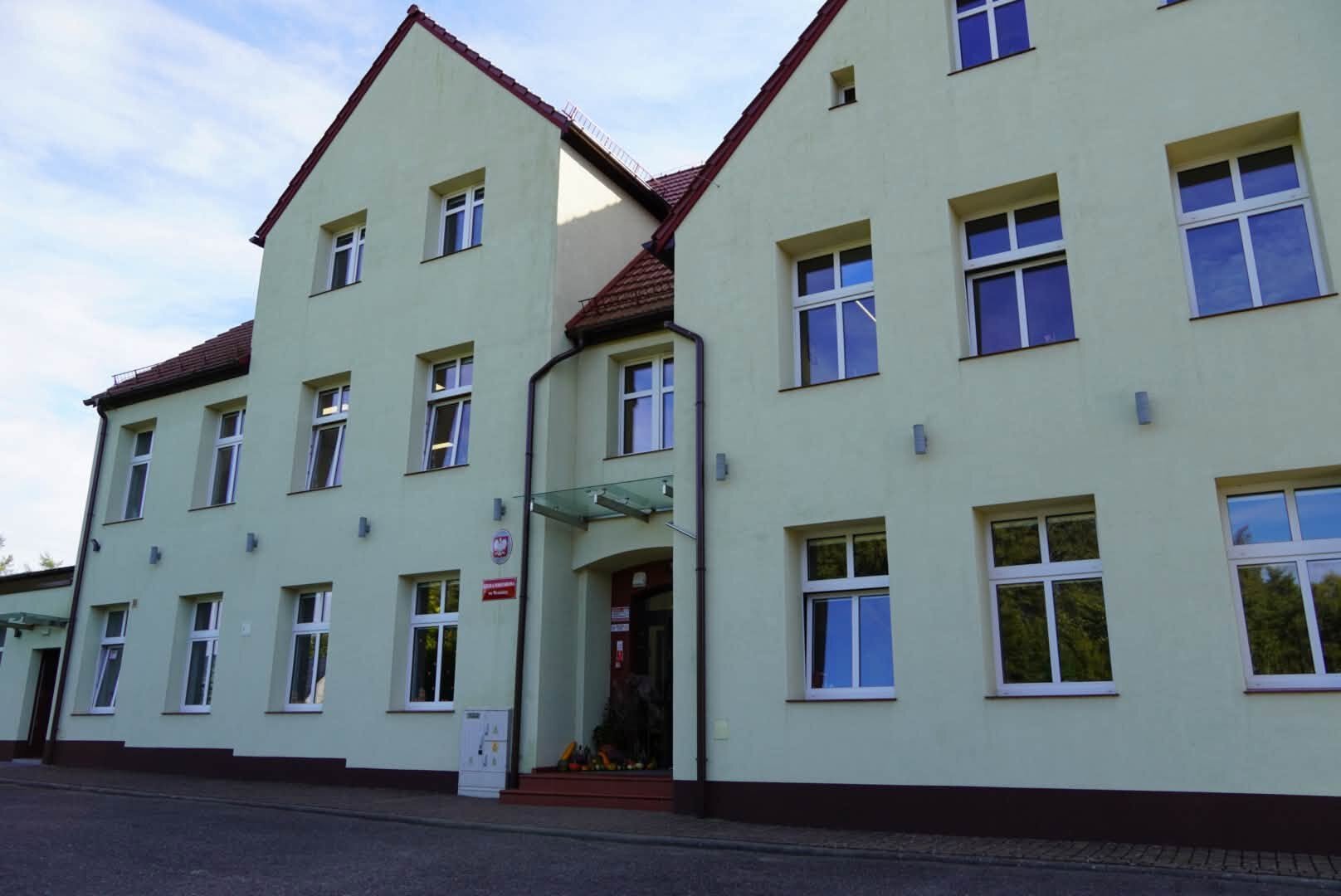 budynek szkoły we wrześnicy