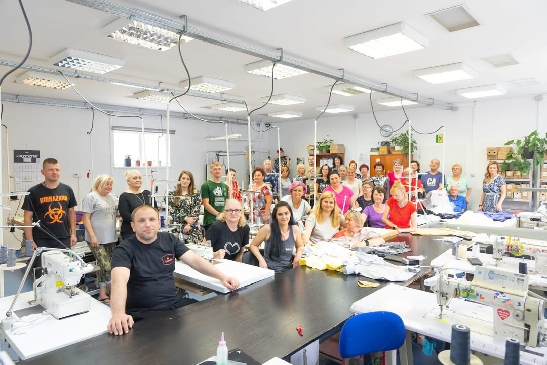 grupa osób, która pracuje w zakładzie krawieckim