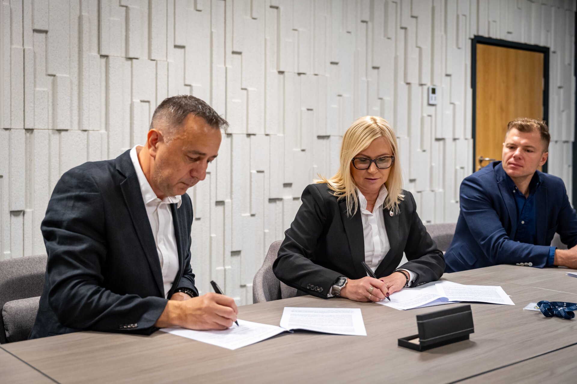 podpisanie umowy przez wicemarszałek Bańkowską i Arkadiusza Nowaka